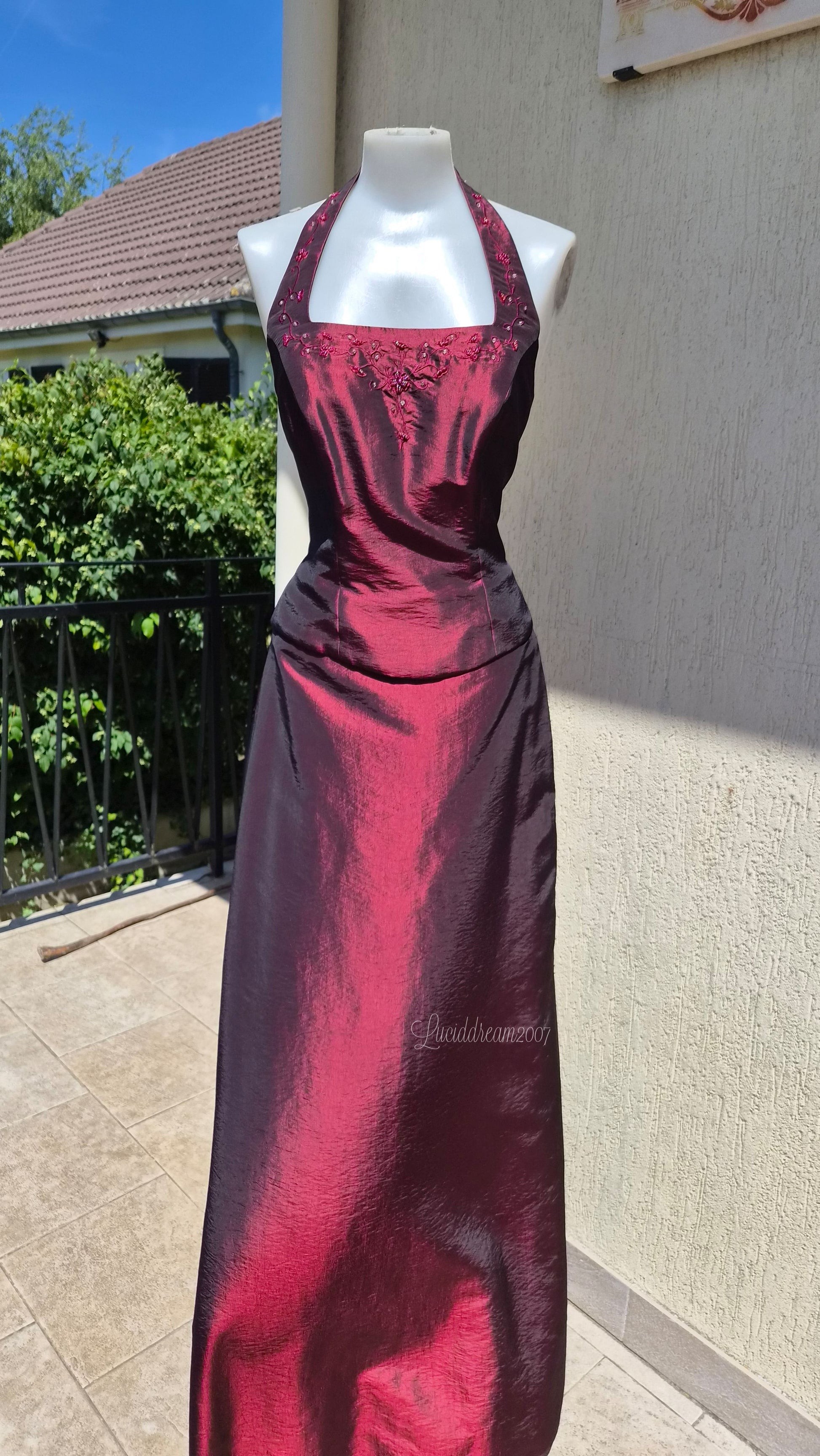 Ensemble de soirée vintage en taffetas bordeaux. Avec un corset brodé. Prom dress avec un style whimsigoth, dark fairy, vampire.
