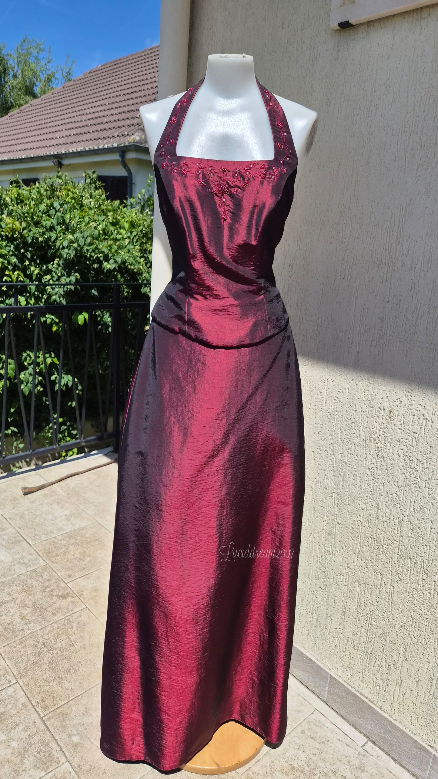 Ensemble bordeaux détails brodés
