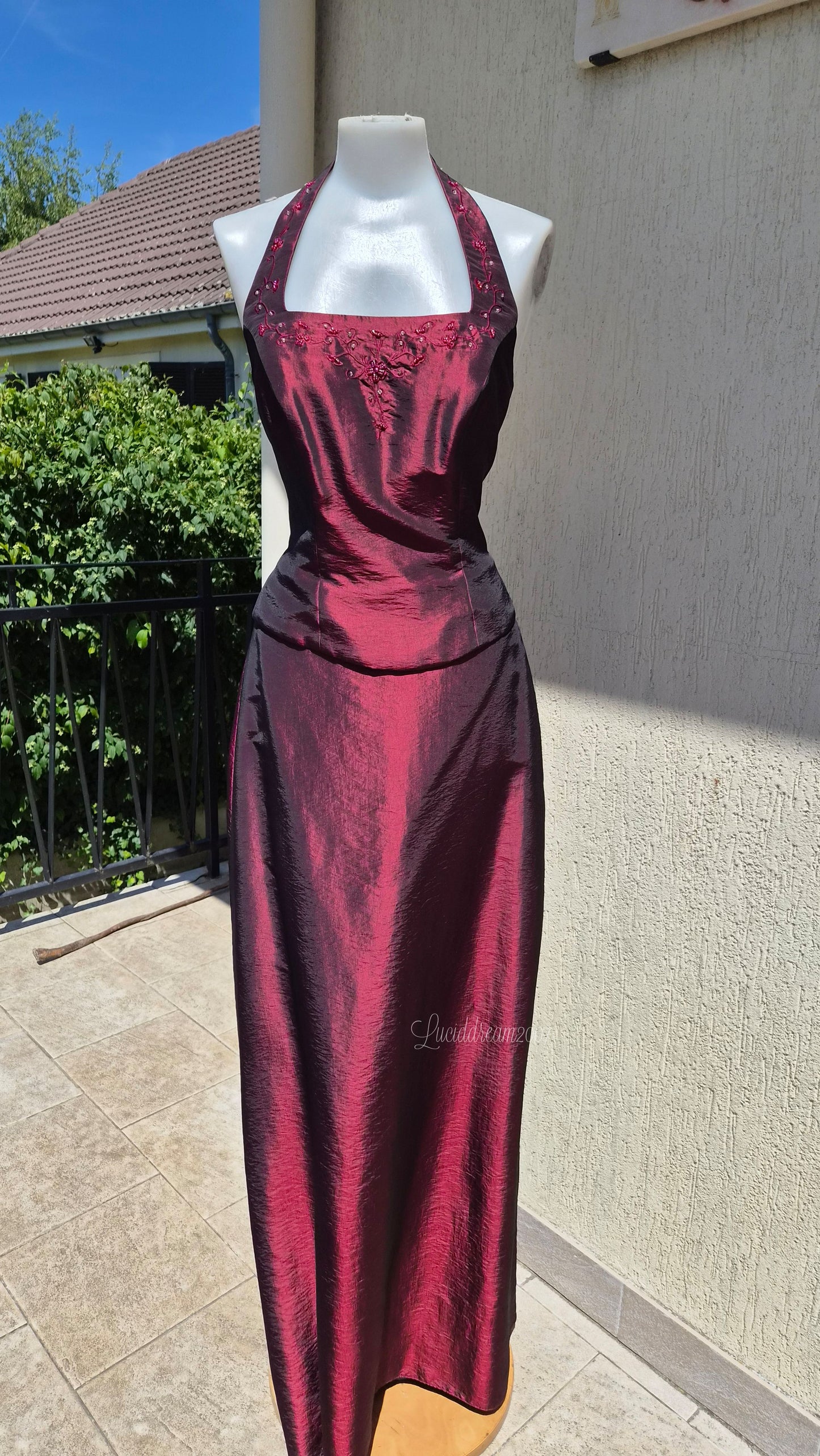 Ensemble bordeaux détails brodés