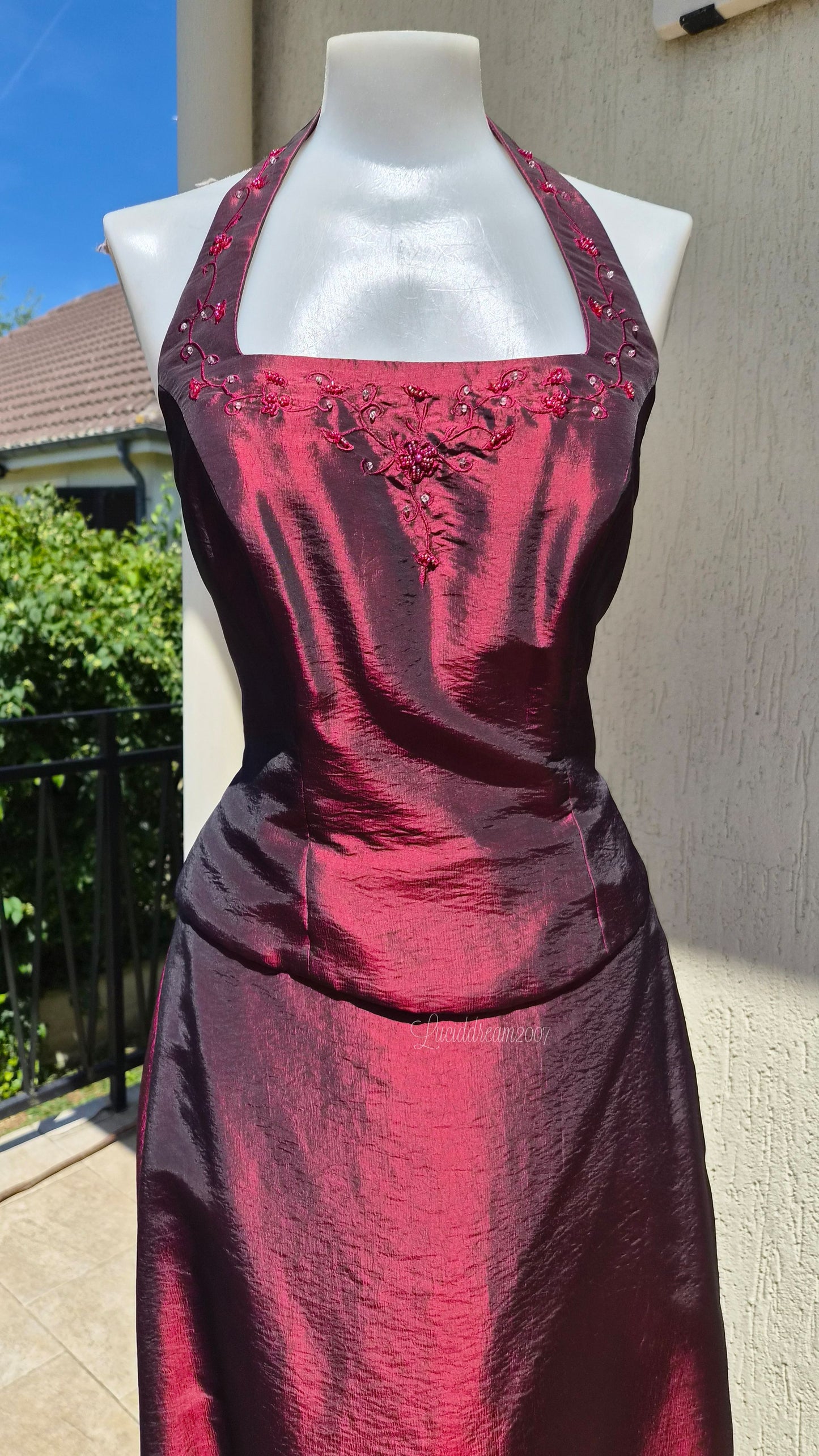 Ensemble bordeaux détails brodés