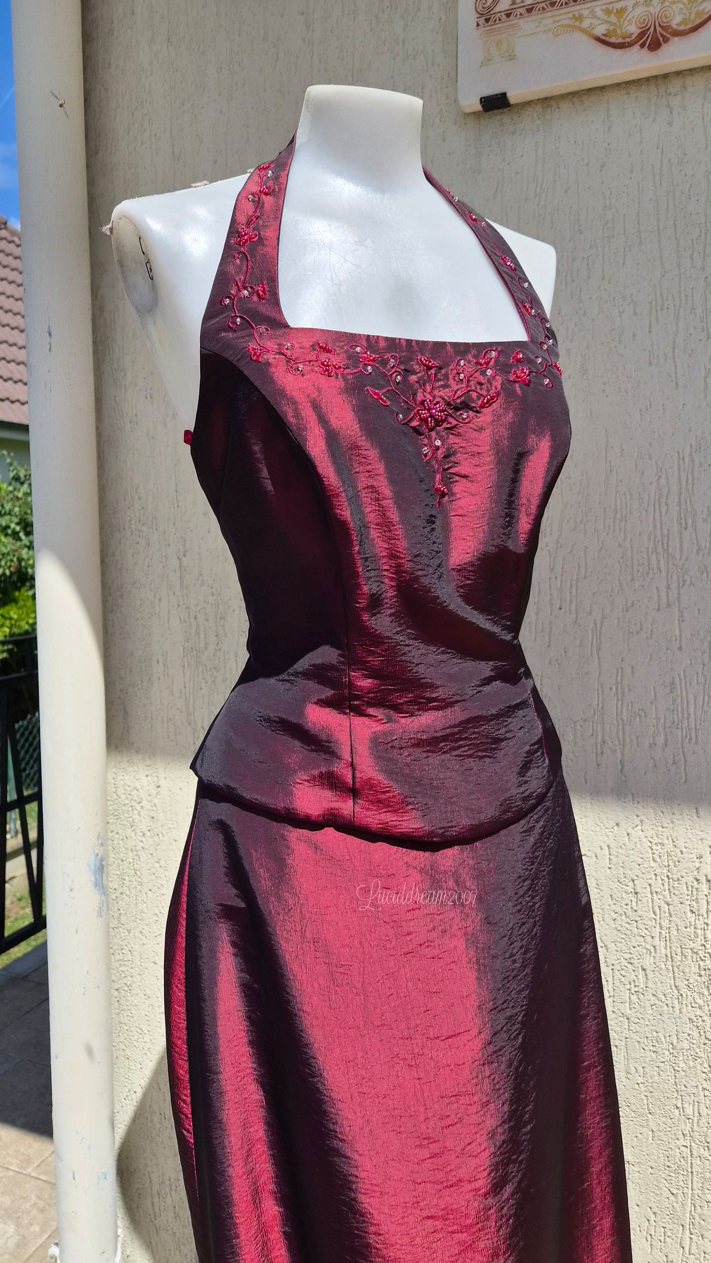 Ensemble bordeaux détails brodés