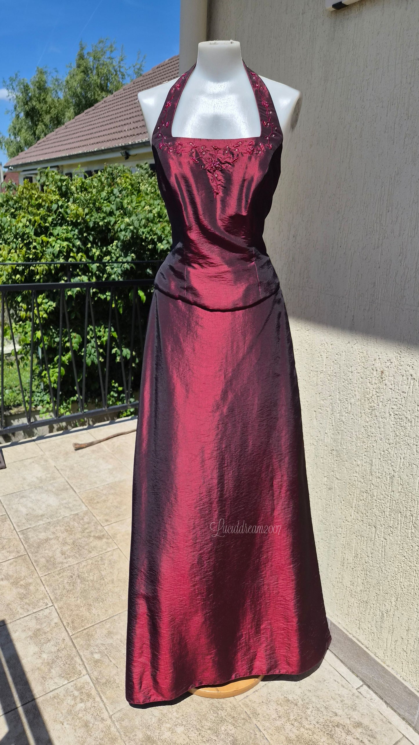Ensemble bordeaux détails brodés