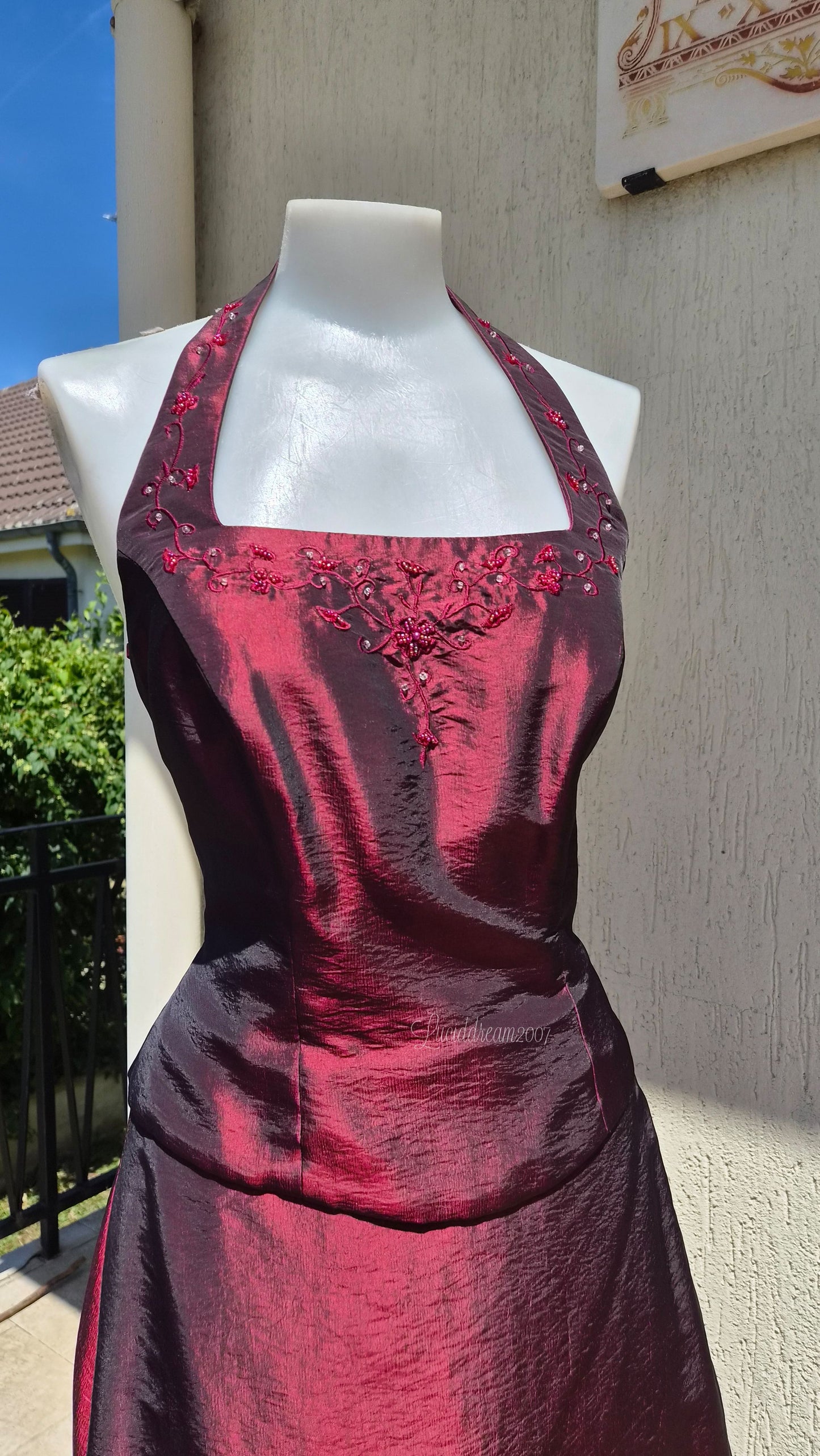 Ensemble bordeaux détails brodés