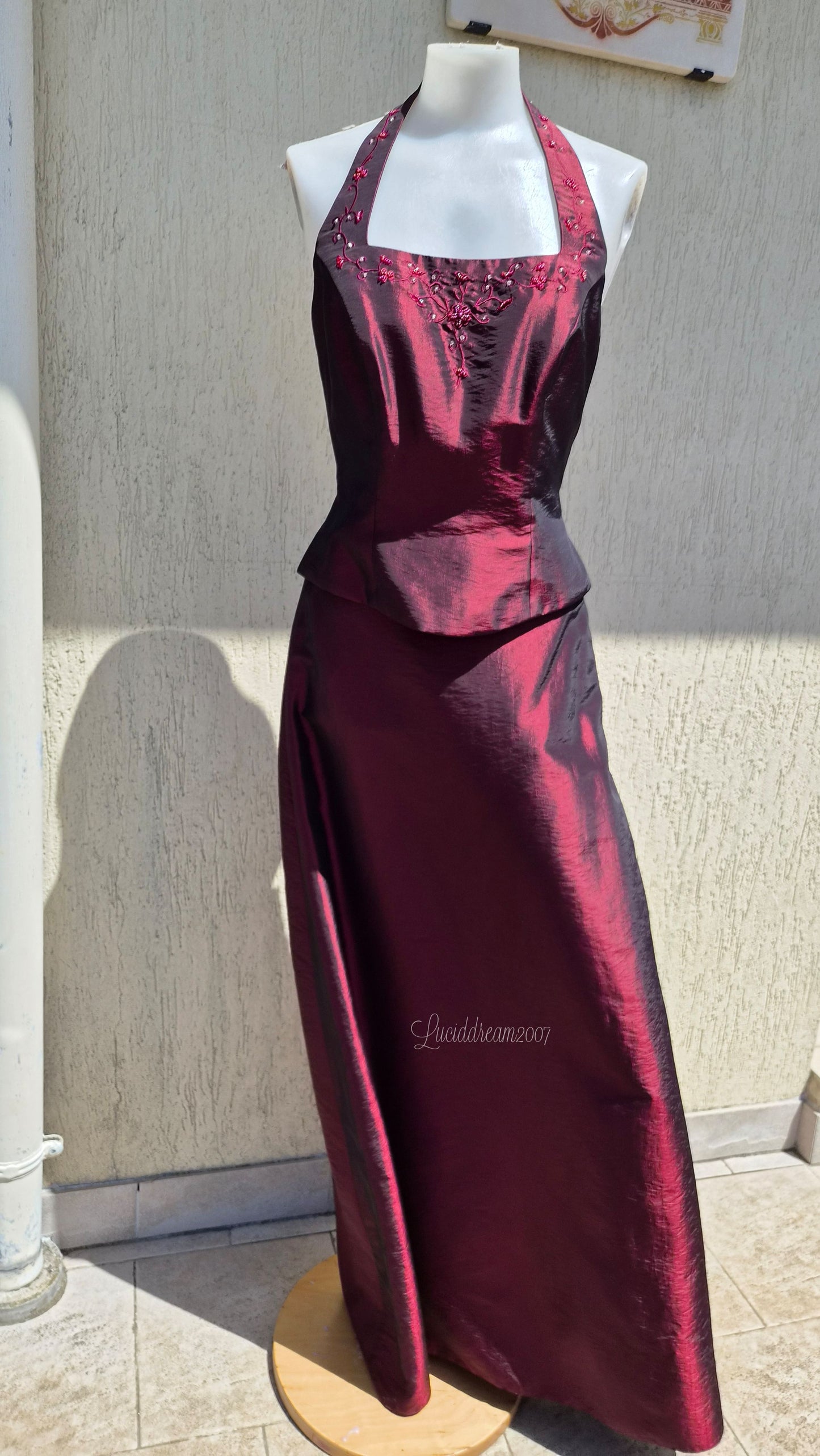 Ensemble bordeaux détails brodés