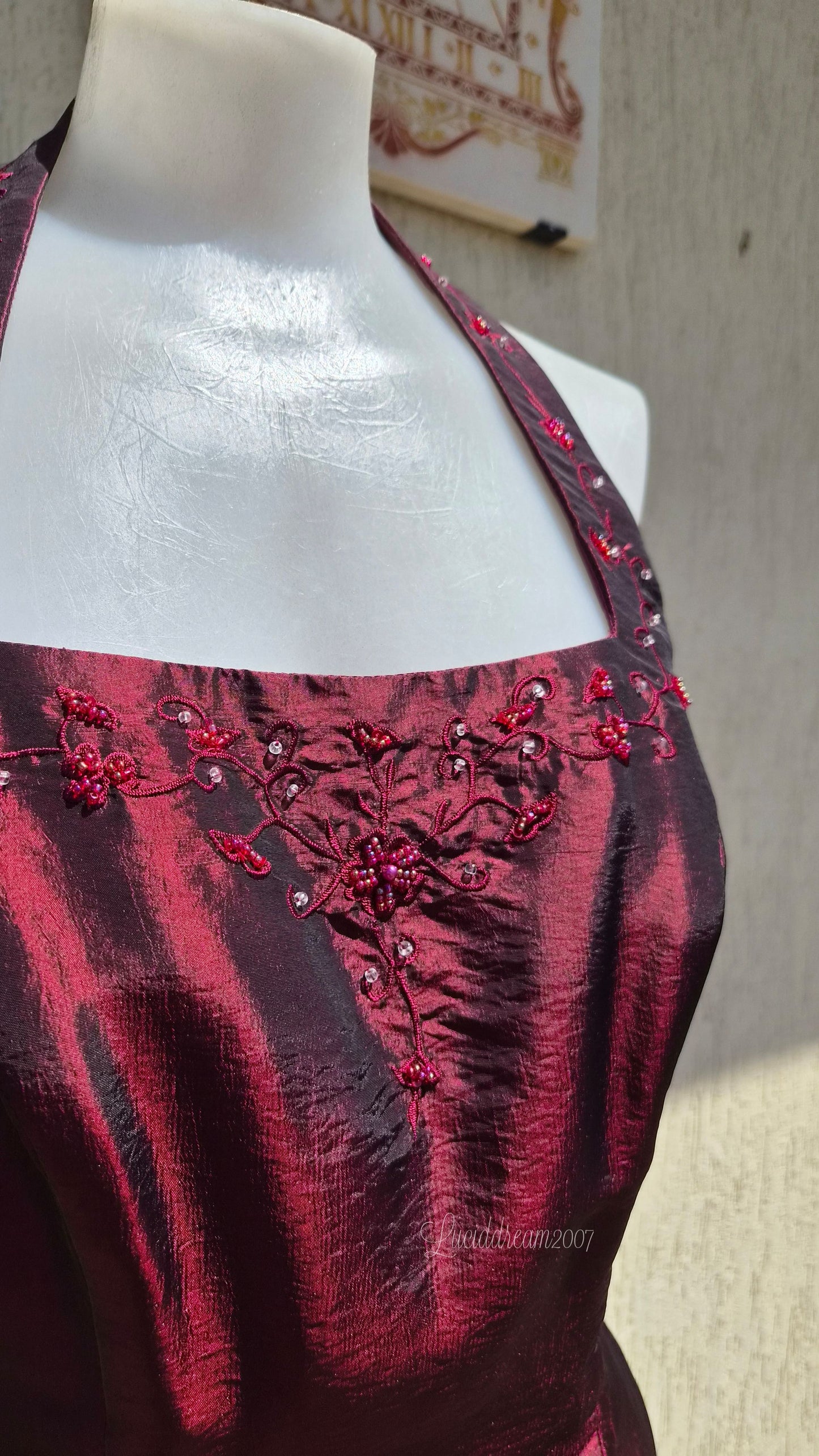 Ensemble bordeaux détails brodés