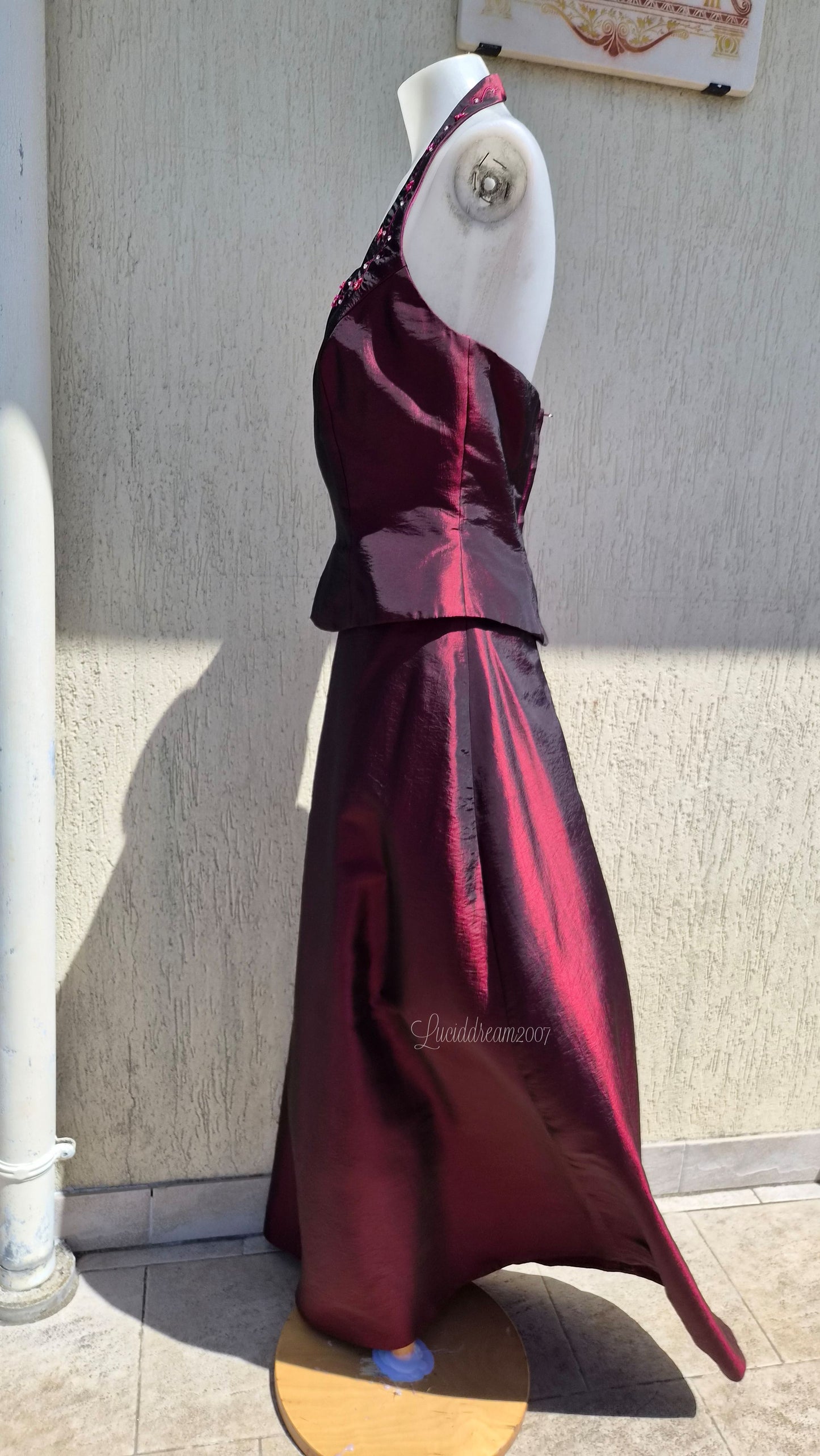 Ensemble bordeaux détails brodés