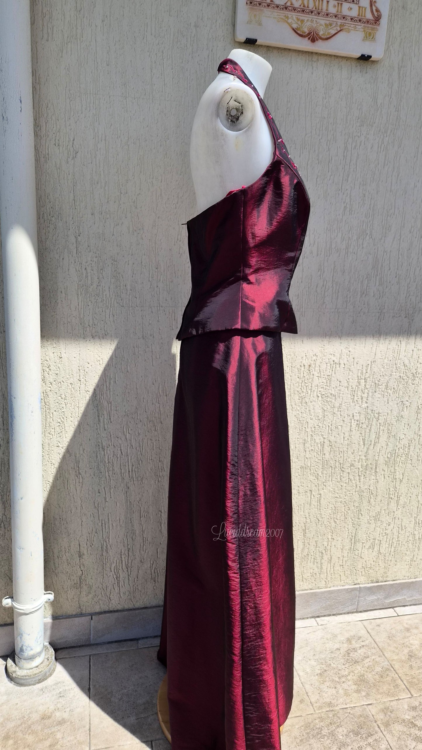 Ensemble bordeaux détails brodés
