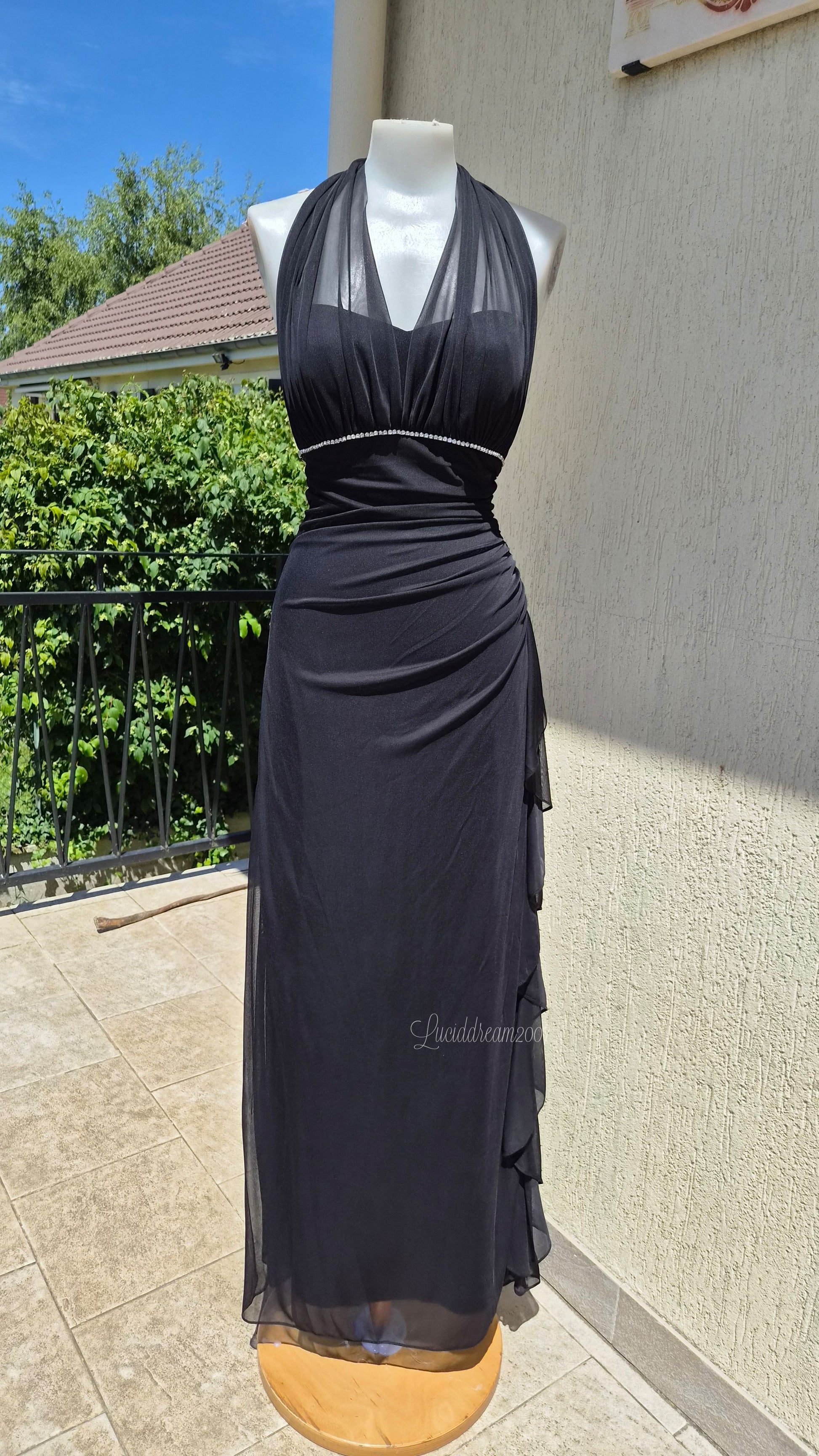 Robe iconique Betsy & Adam dos nu. En voile noir avec détails de strass. Prom dress au style whimigoth, dark fairy