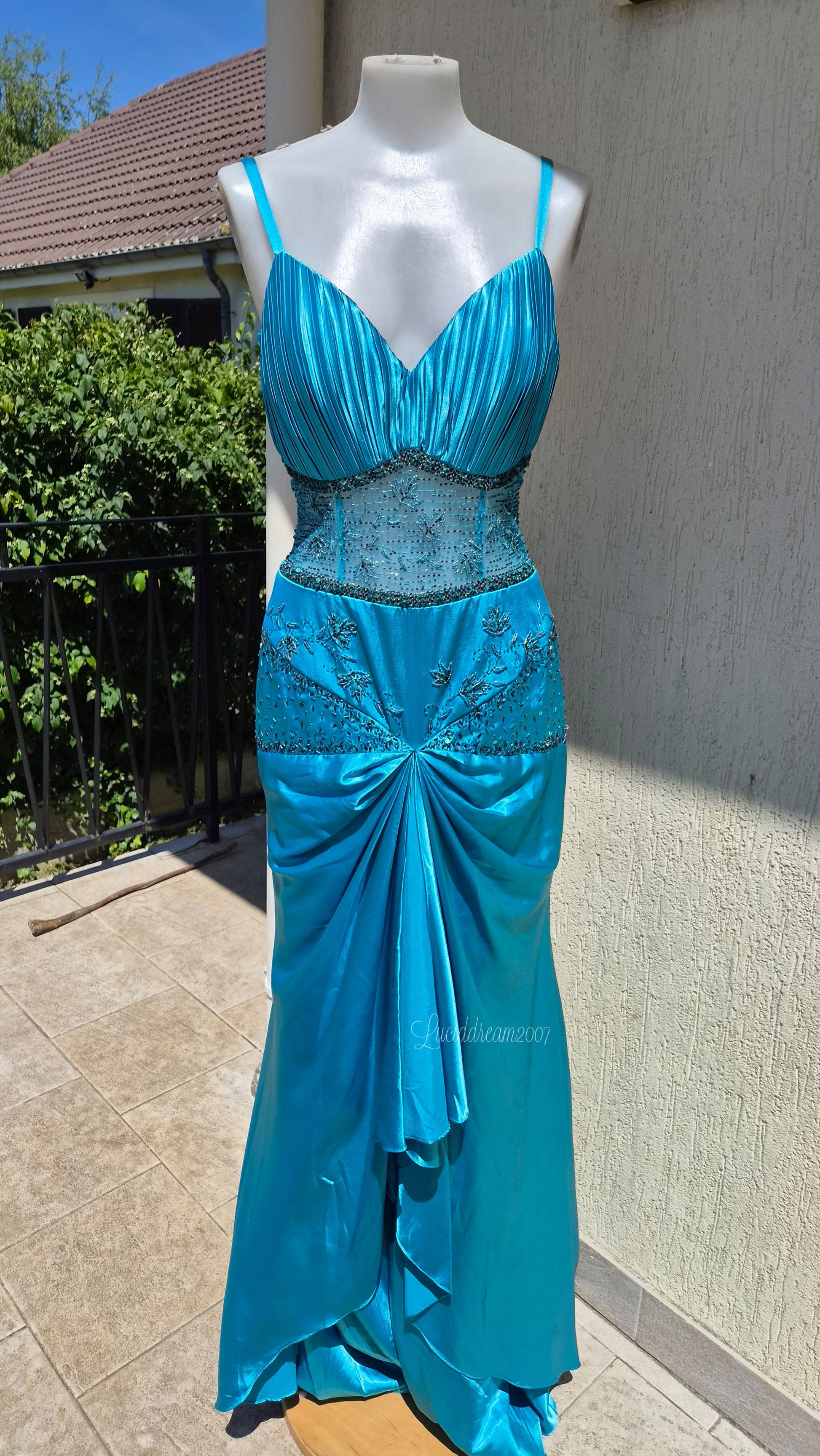 Maxi robe bleue satinée avec empiècements en voile brodée de perles et pierres. Prom dress vintage mermaidcore/fairycore sortie d'une reverie.