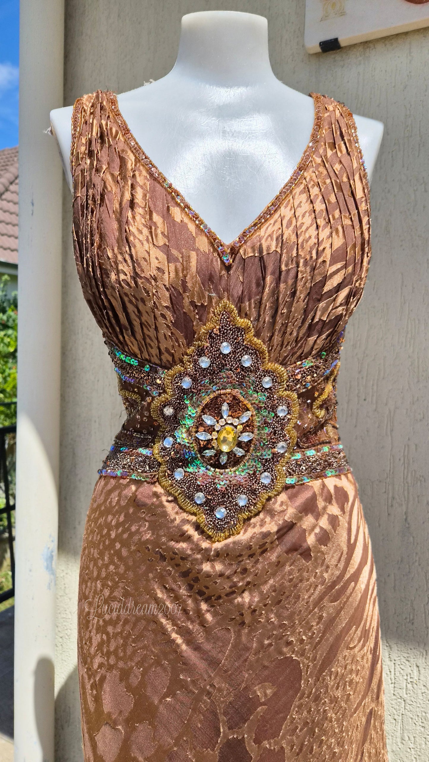 Robe marron détails brodés