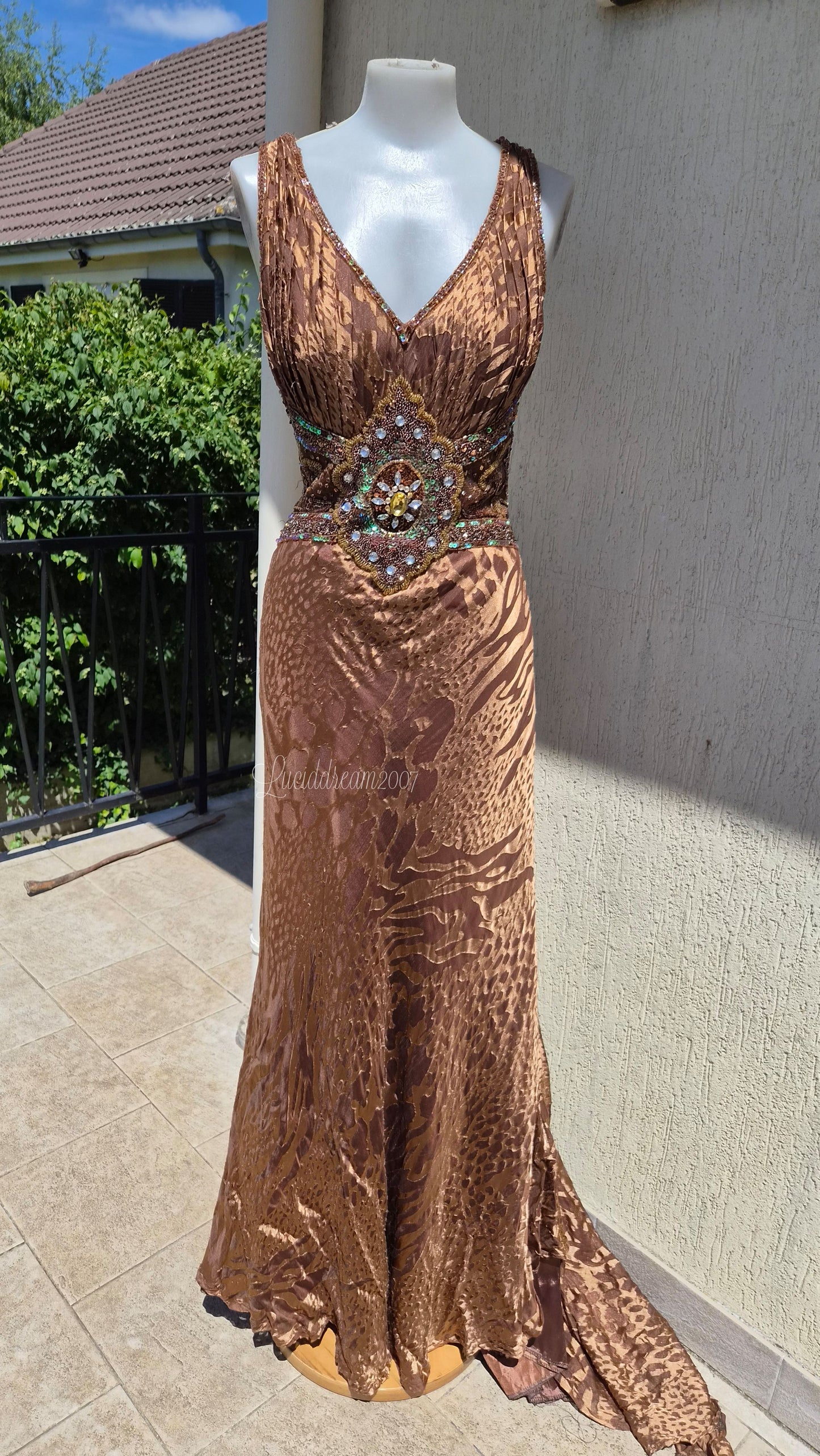 Robe marron détails brodés