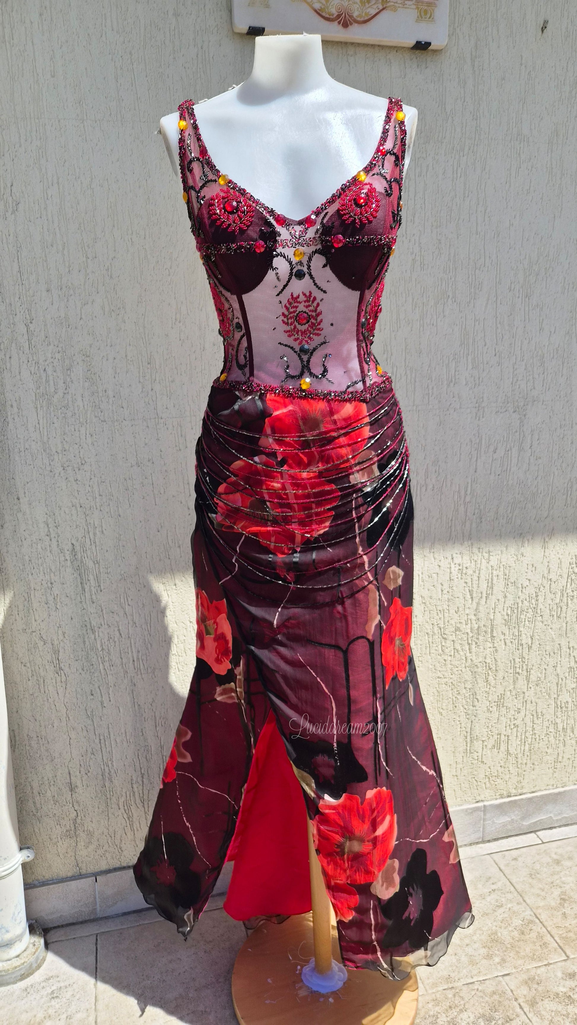 Maxi robe en soie florale brodée de perles et sequins. Parfaite prom dress au look dark fairy , whimsigoth.