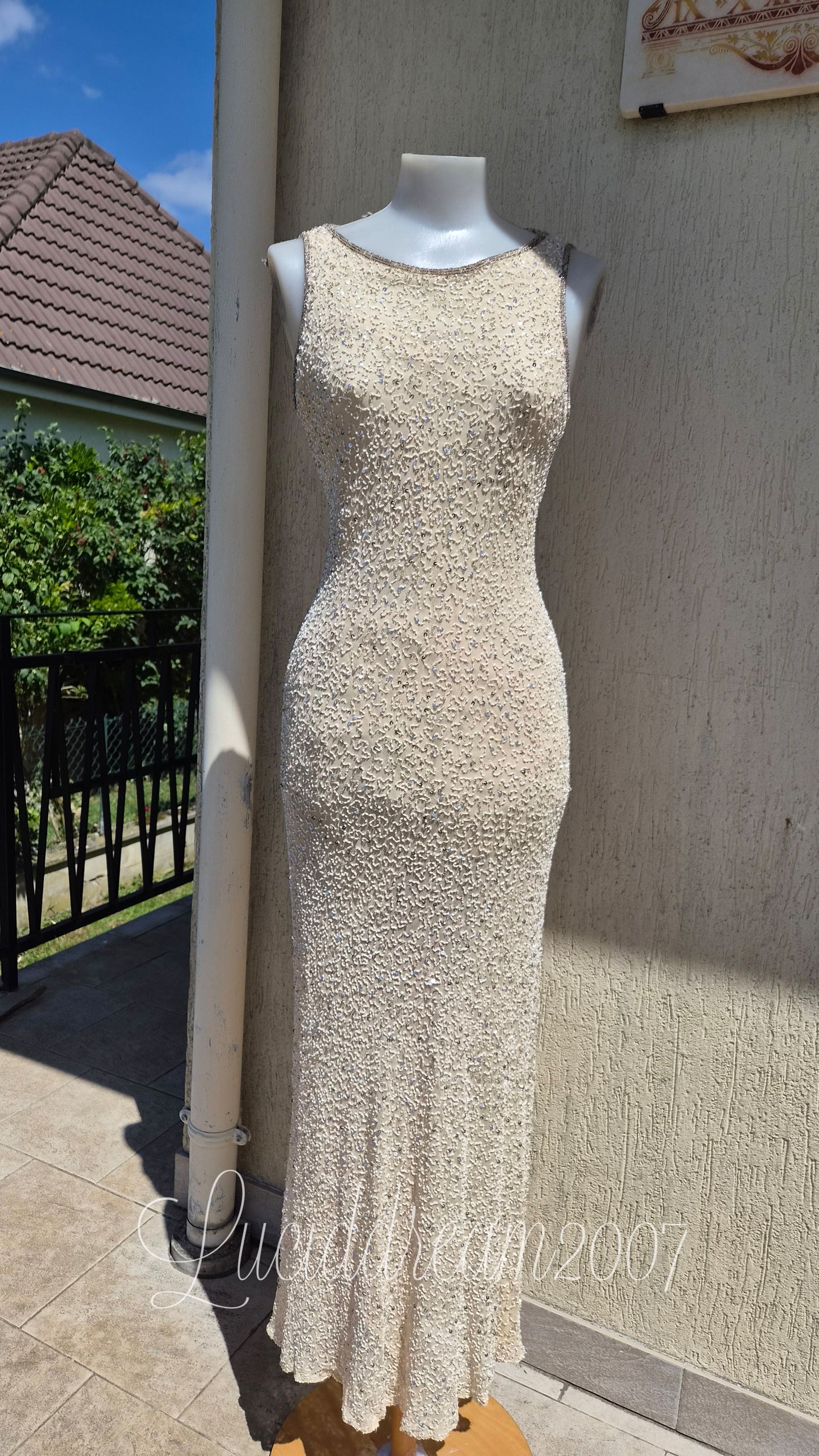 Robe beige en soie brodée