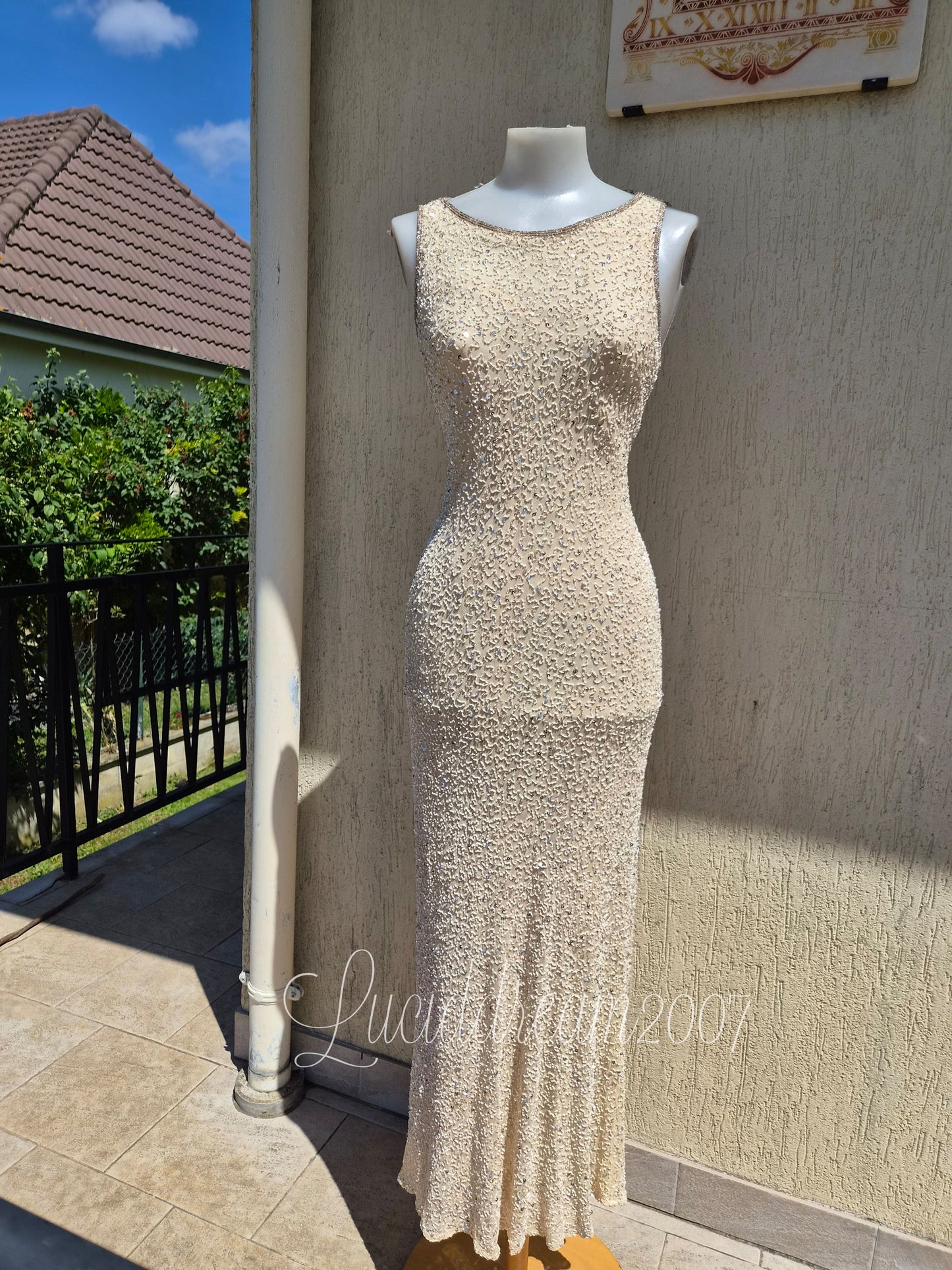 Robe beige en soie brodée