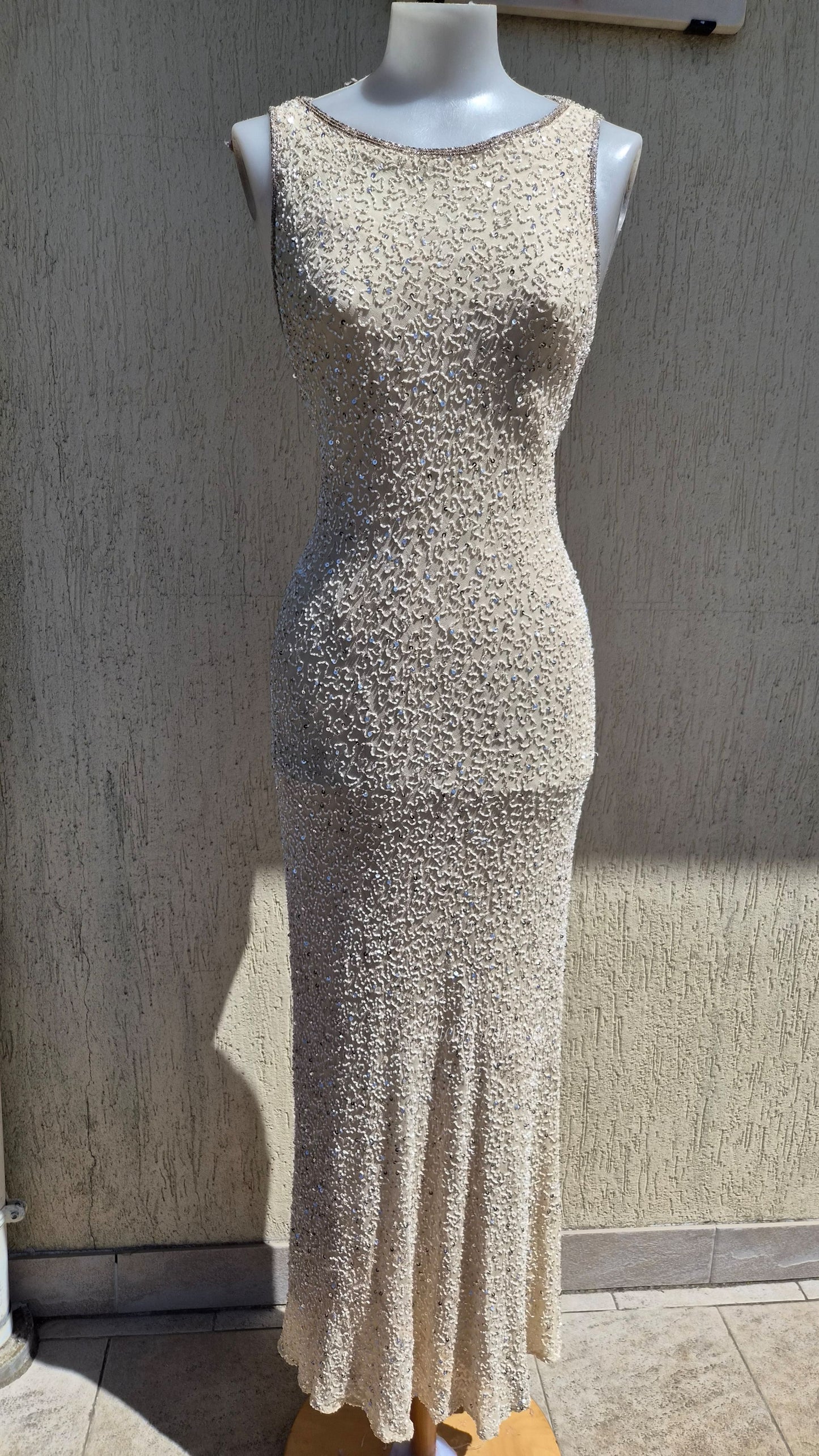 Robe beige en soie brodée