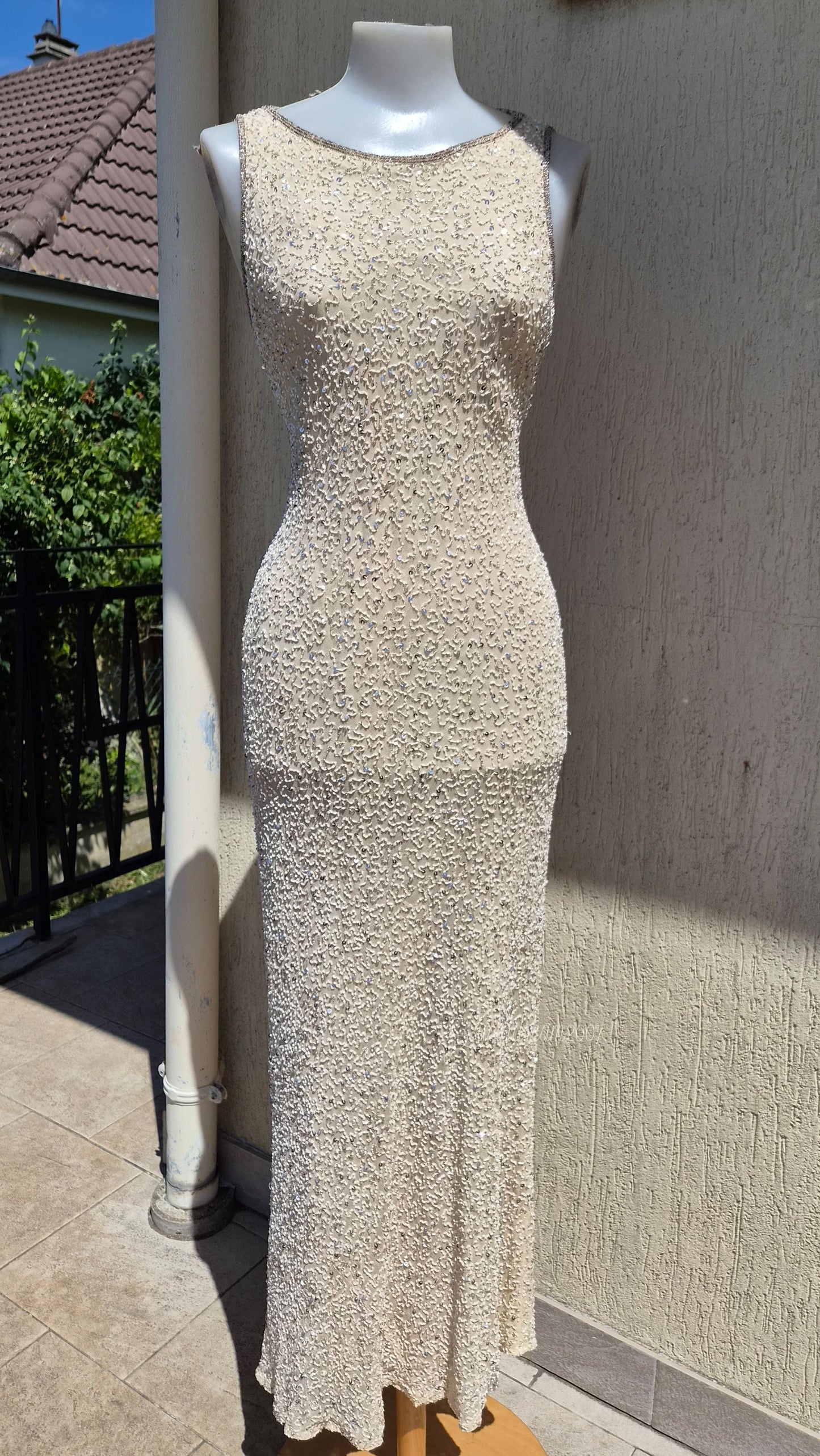 Robe beige en soie brodée