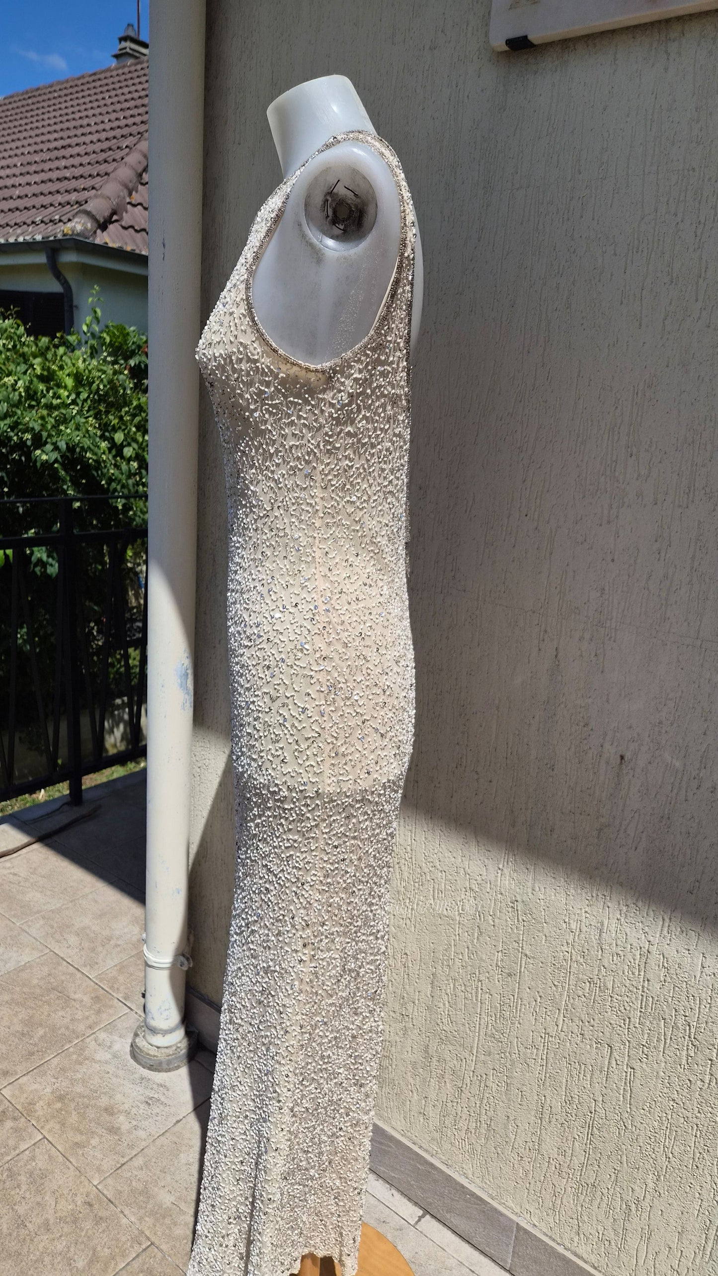 Robe beige en soie brodée