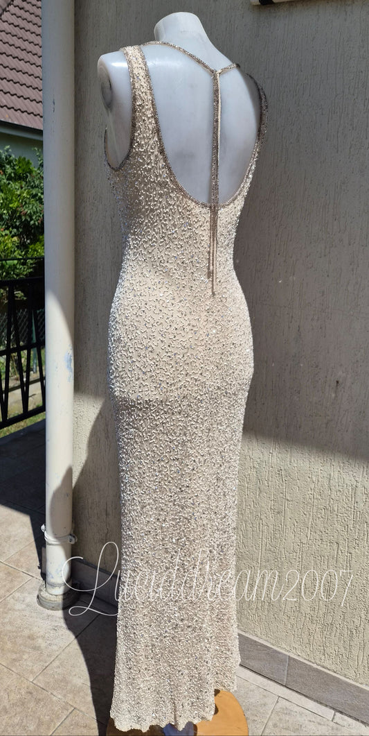 Longue robe vintage en soie brodée de perles. Rappelant la robe de Marylin Monroe chantant Happy Birthday. Prom dress sortant dune reverie fairycore