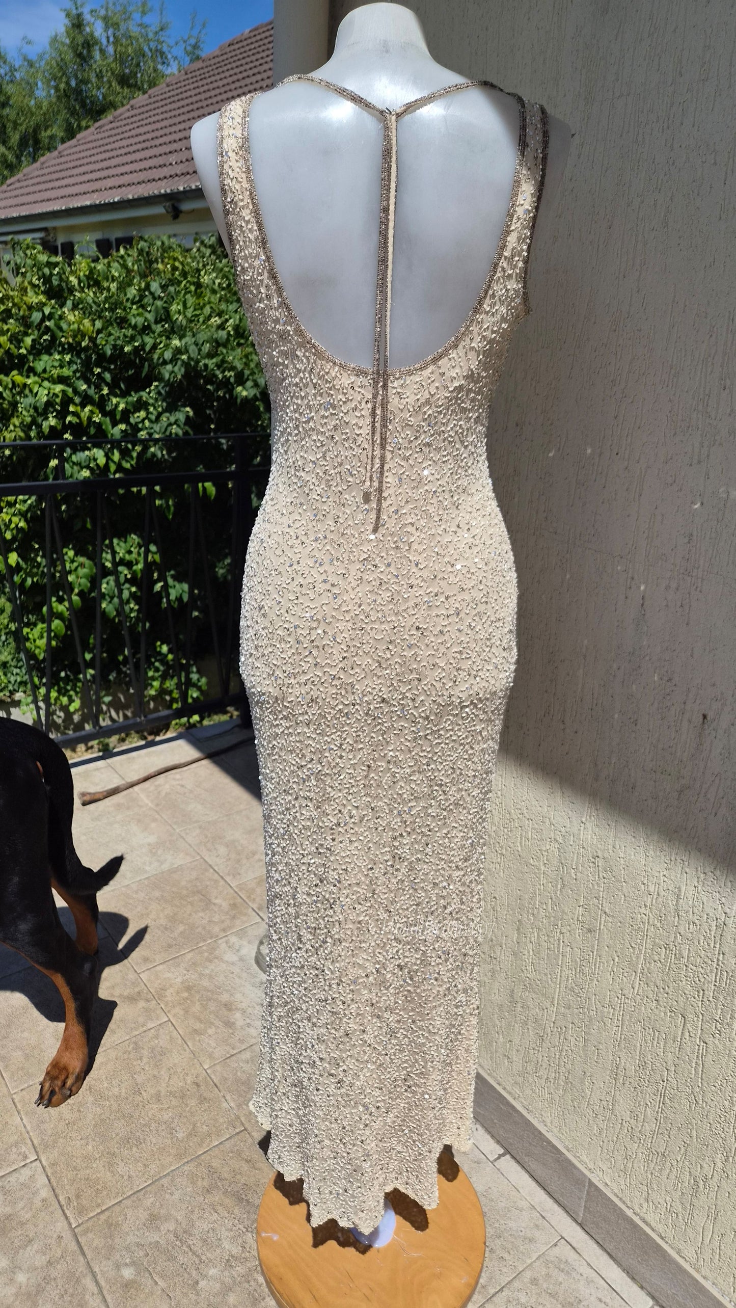 Robe beige en soie brodée