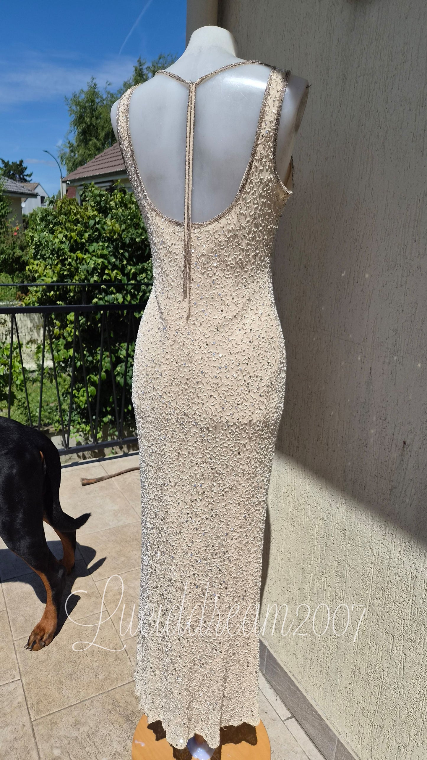 Robe beige en soie brodée