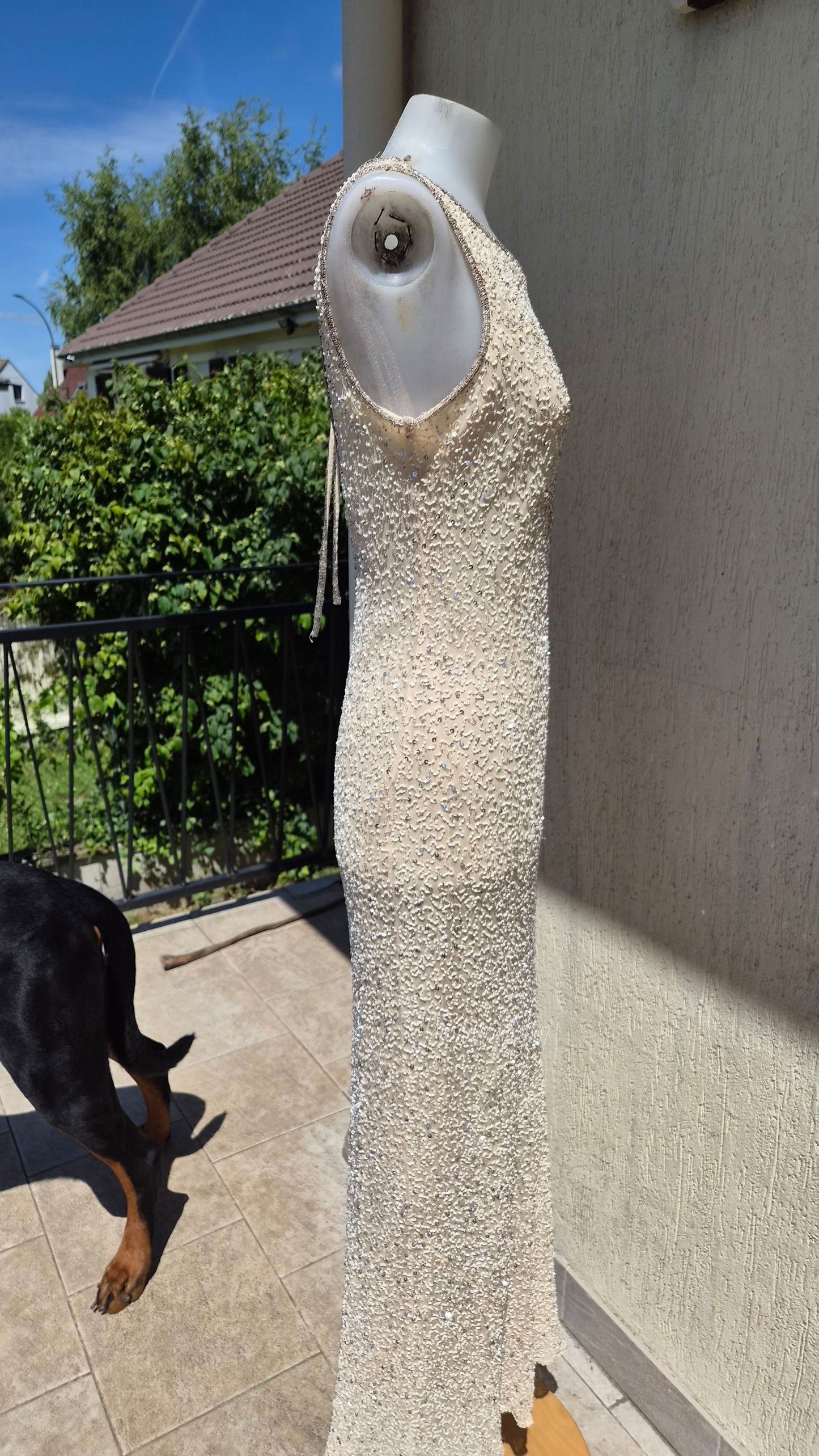 Robe beige en soie brodée