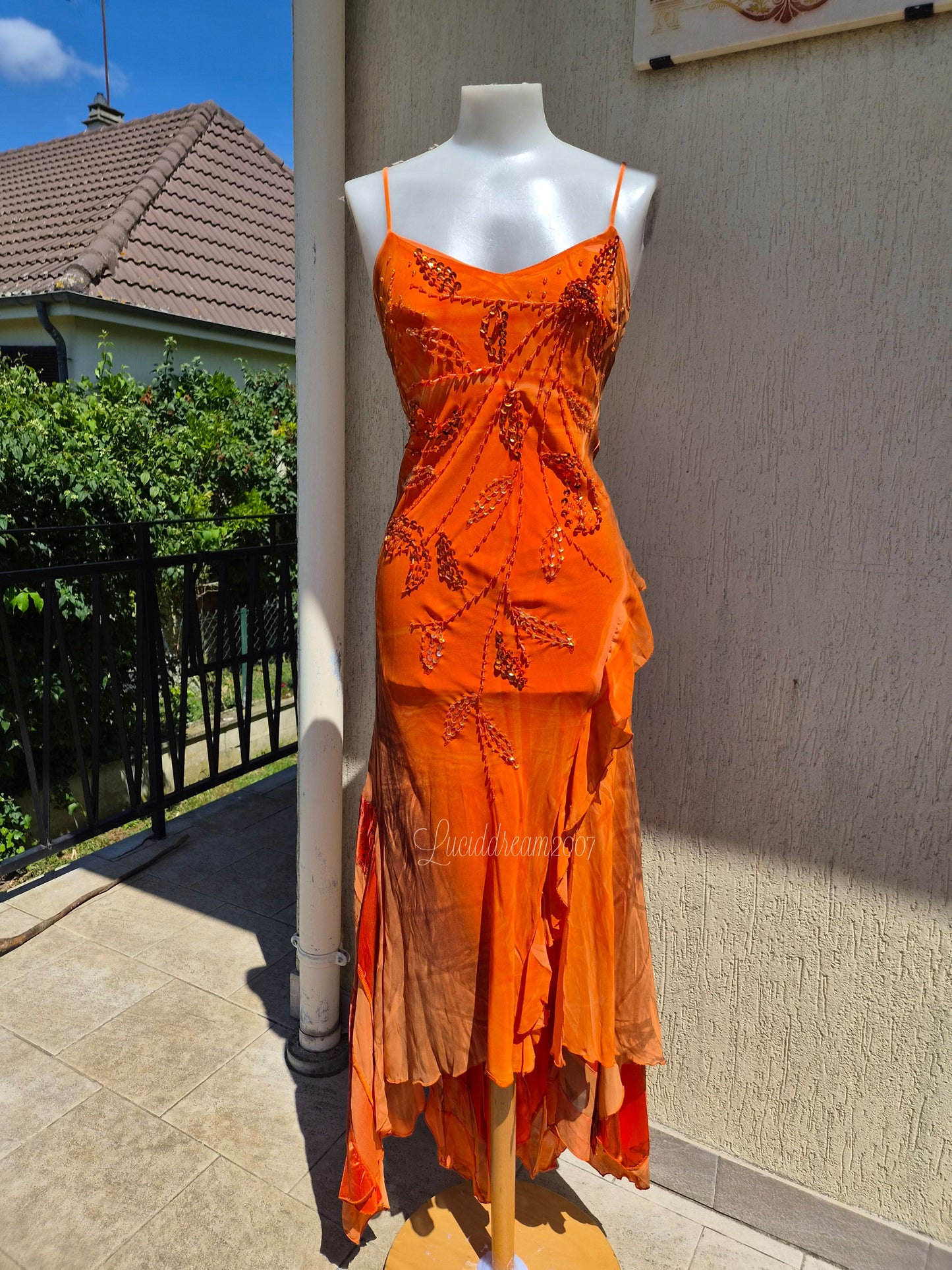 Robe orange brodée