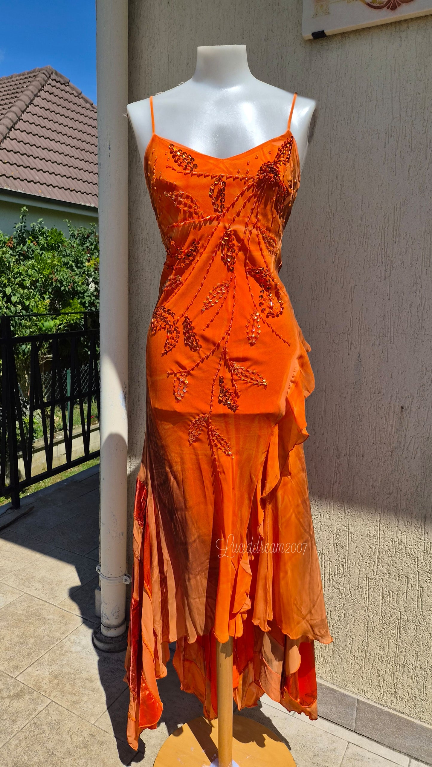Robe orange brodée