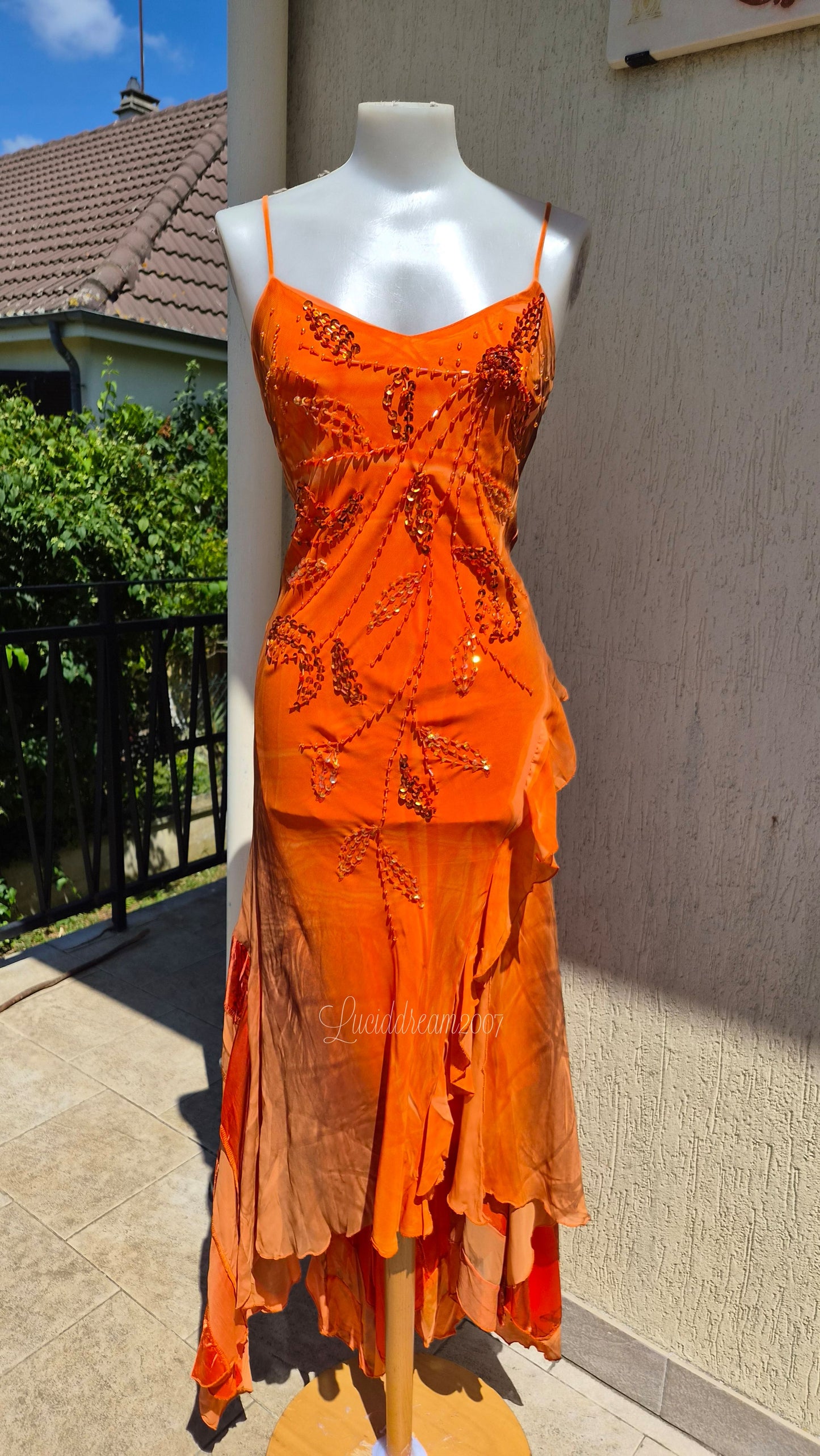 Robe orange brodée