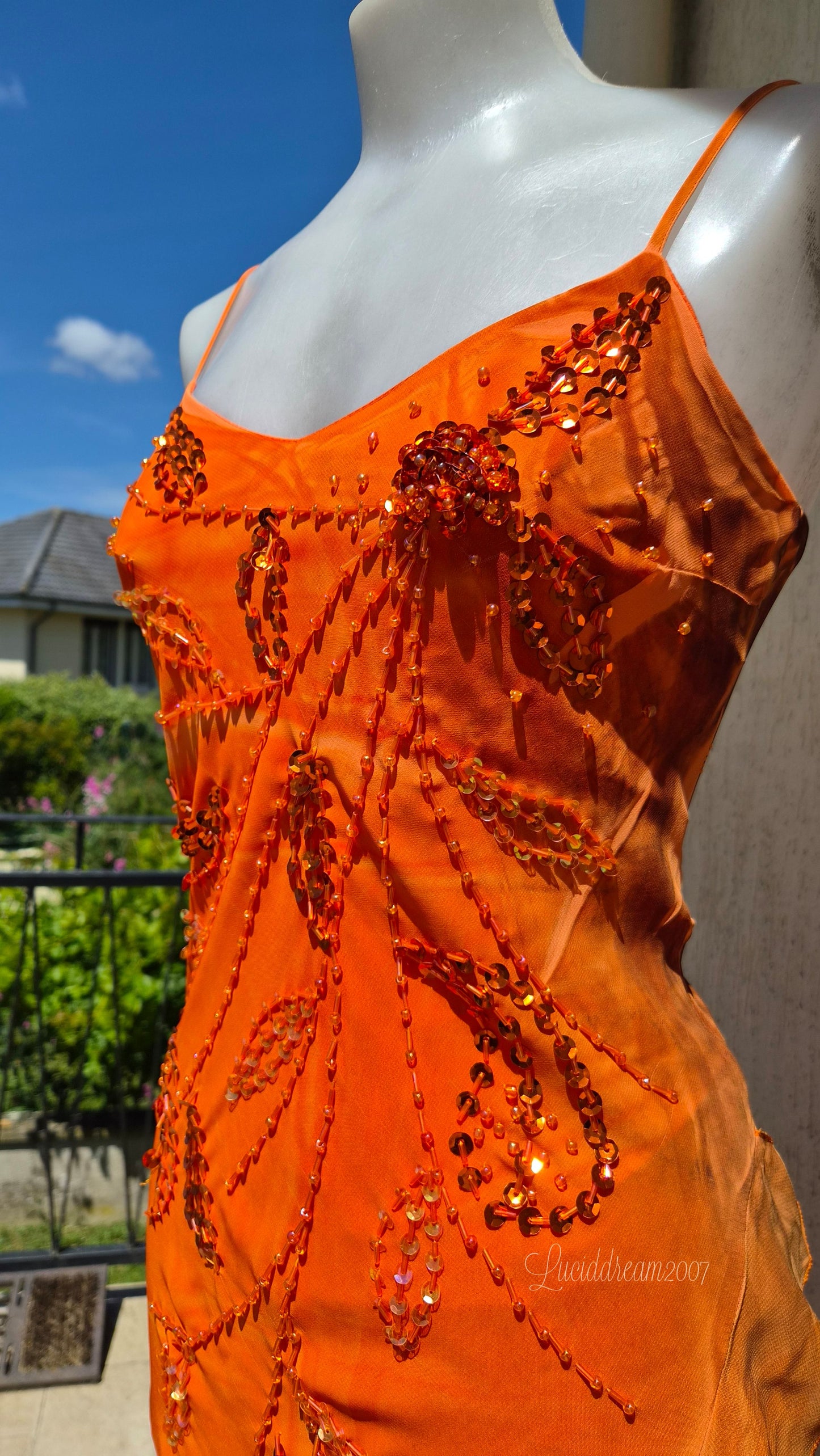 Robe orange brodée