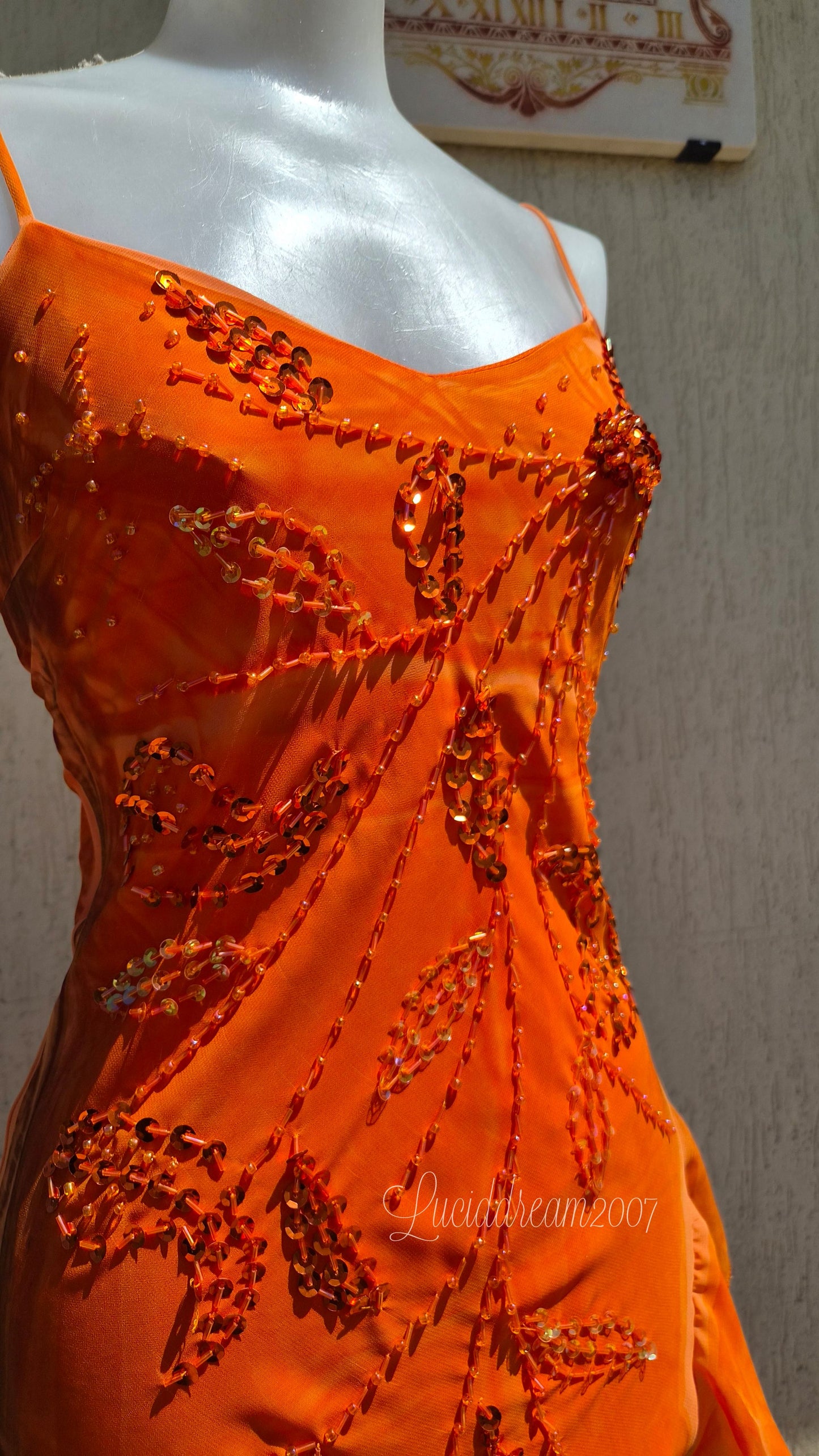 Robe orange brodée