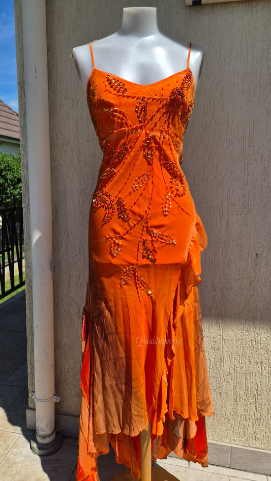 Robe orange brodée