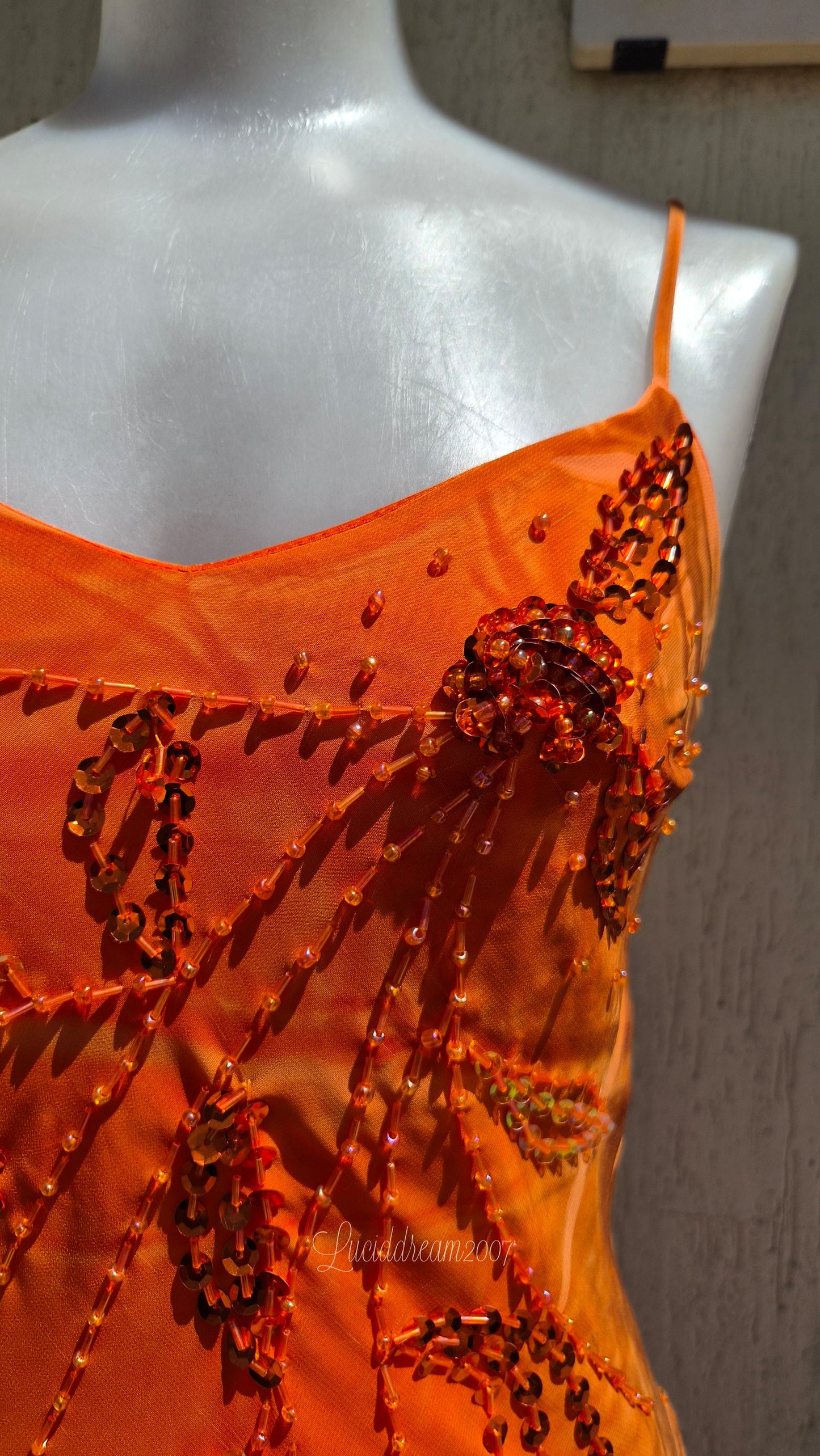 Robe orange brodée
