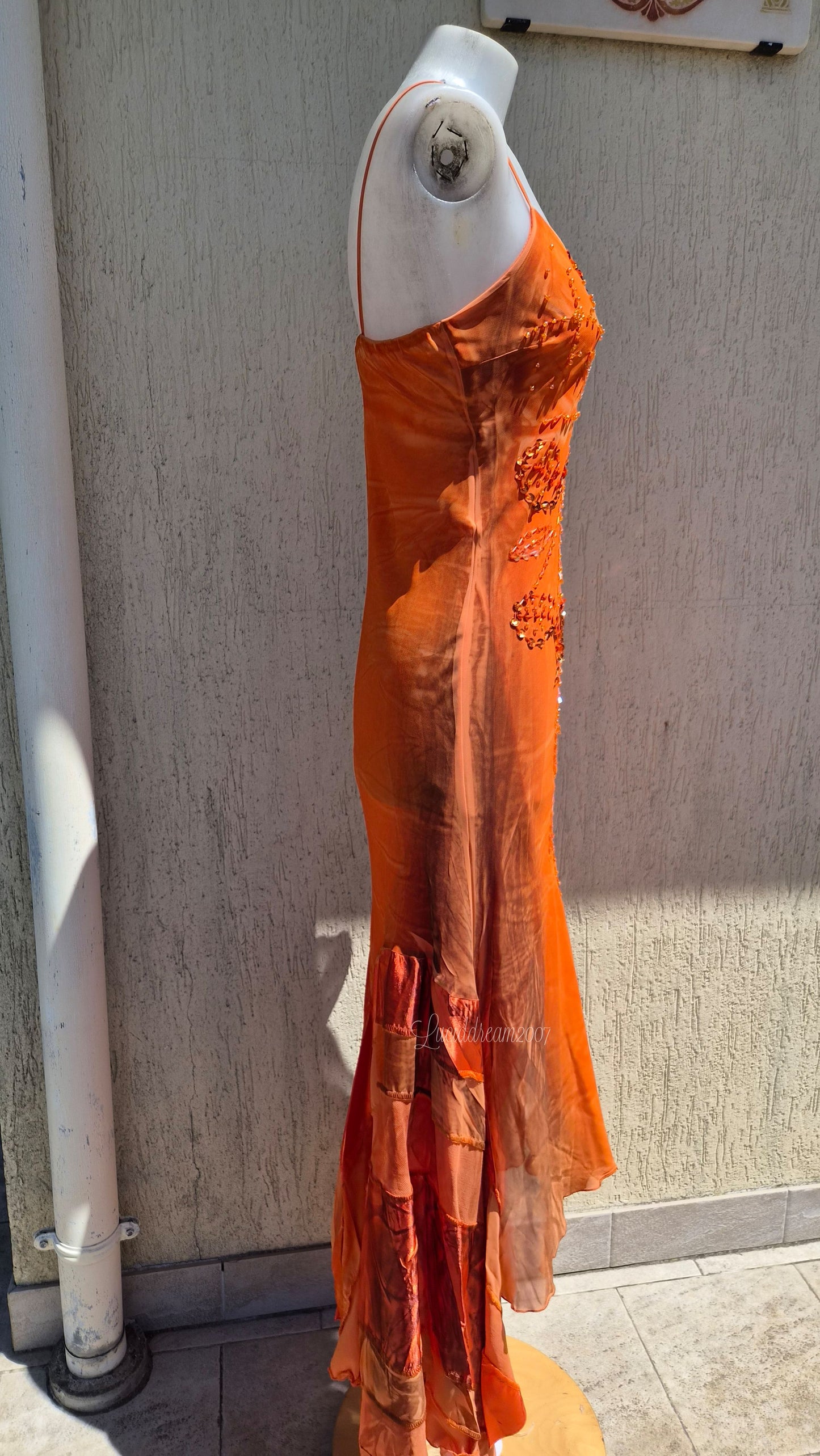 Robe orange brodée