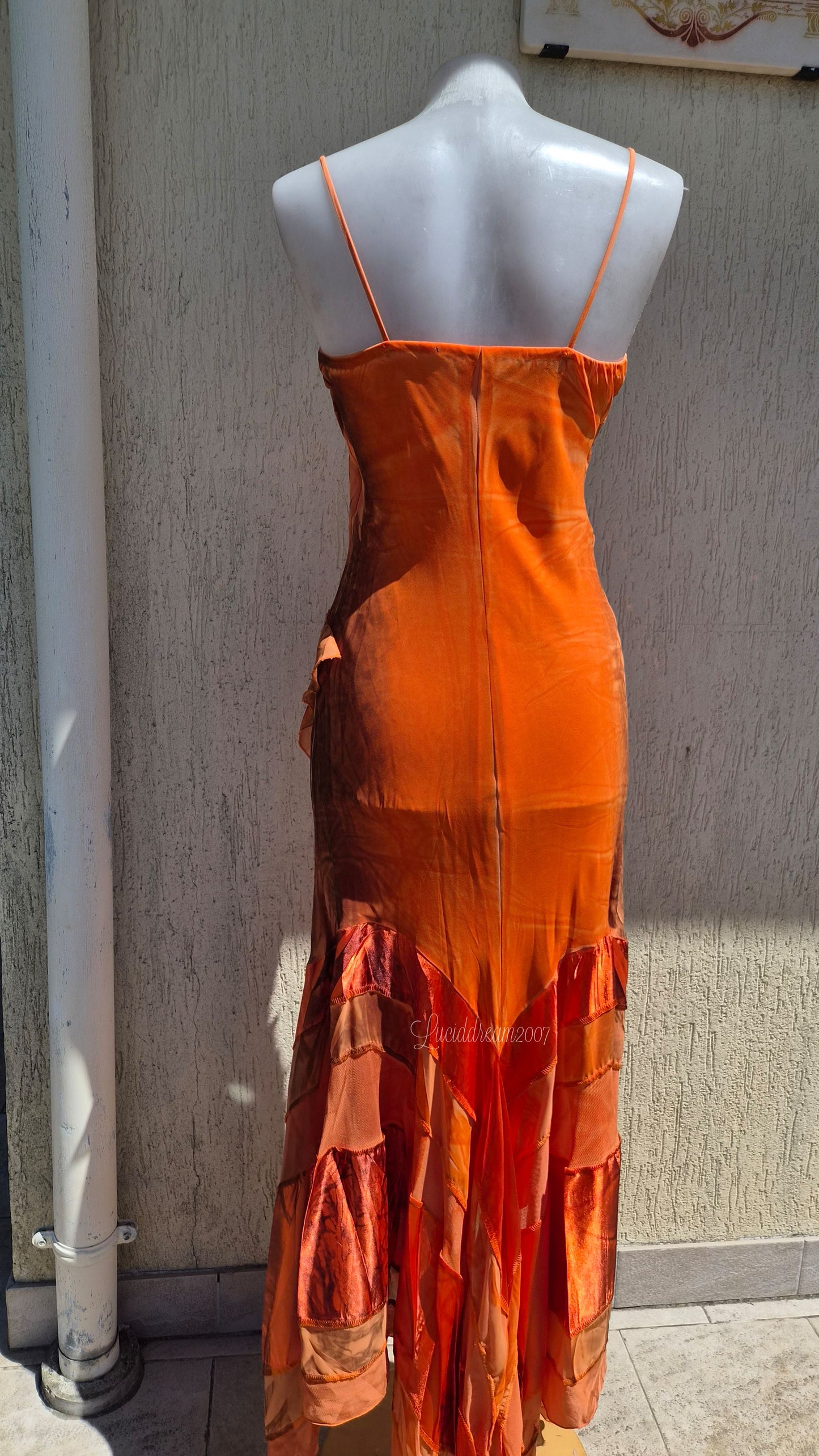 Robe orange brodée