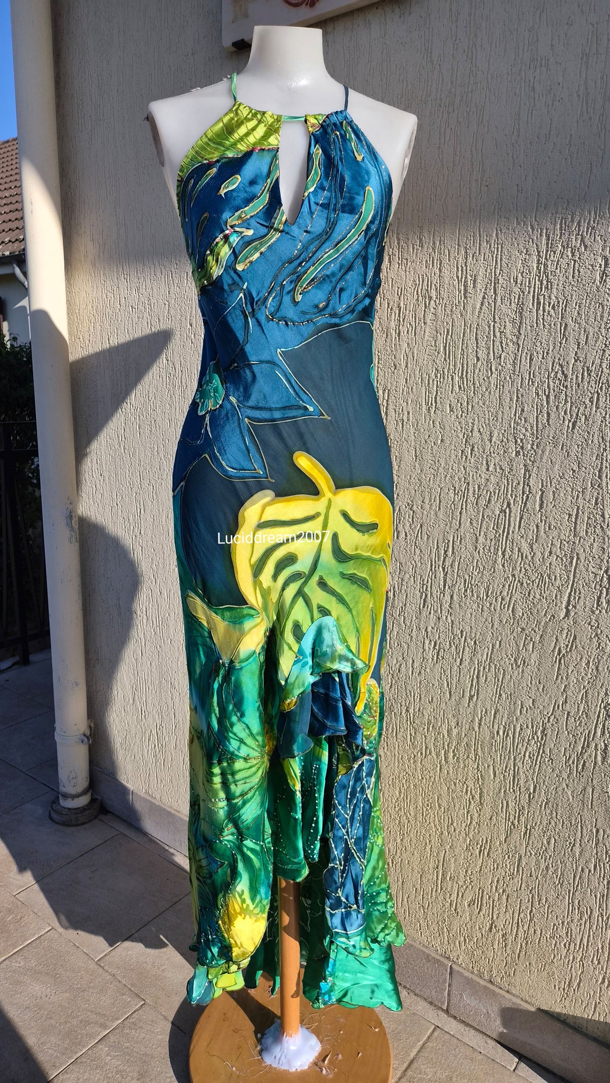 Robe en soie bleue, verte et jaune