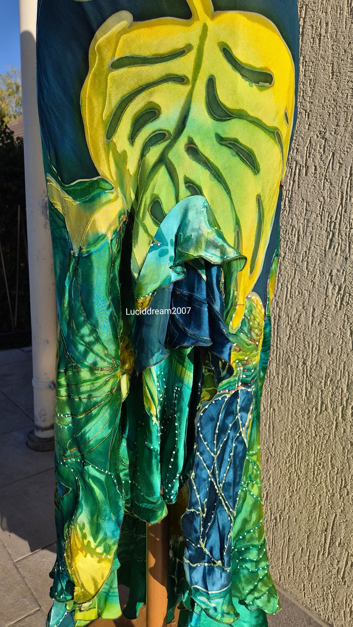 Robe en soie bleue, verte et jaune