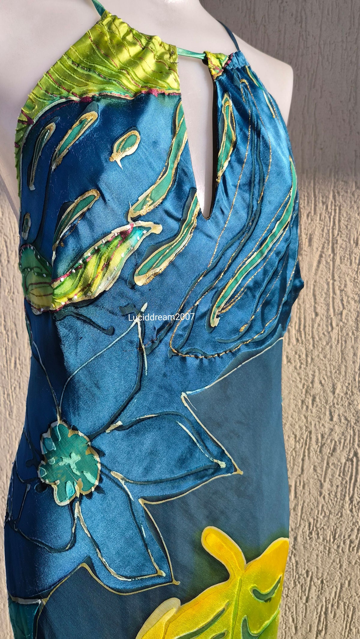 Robe en soie bleue, verte et jaune
