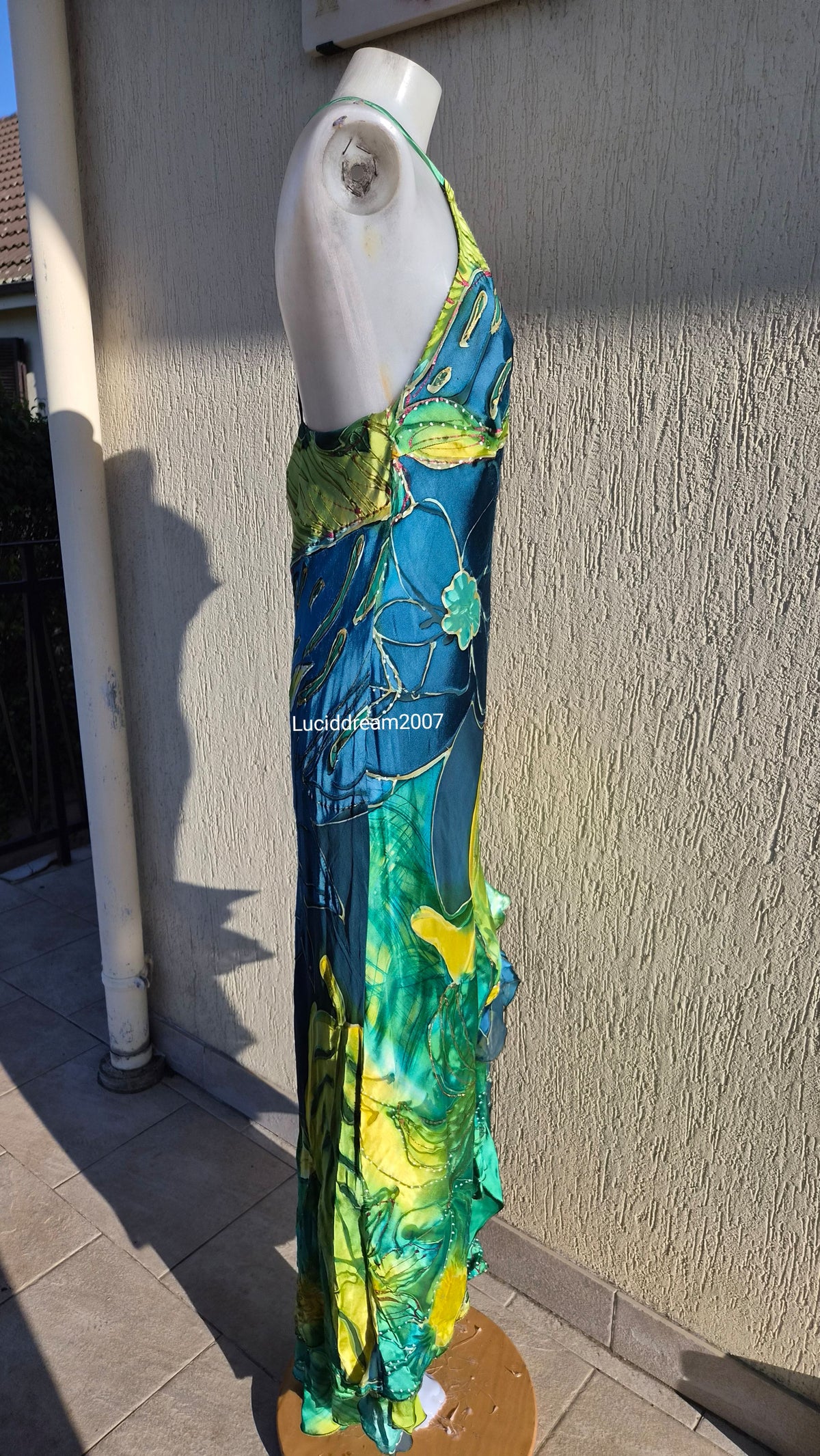 Robe en soie bleue, verte et jaune