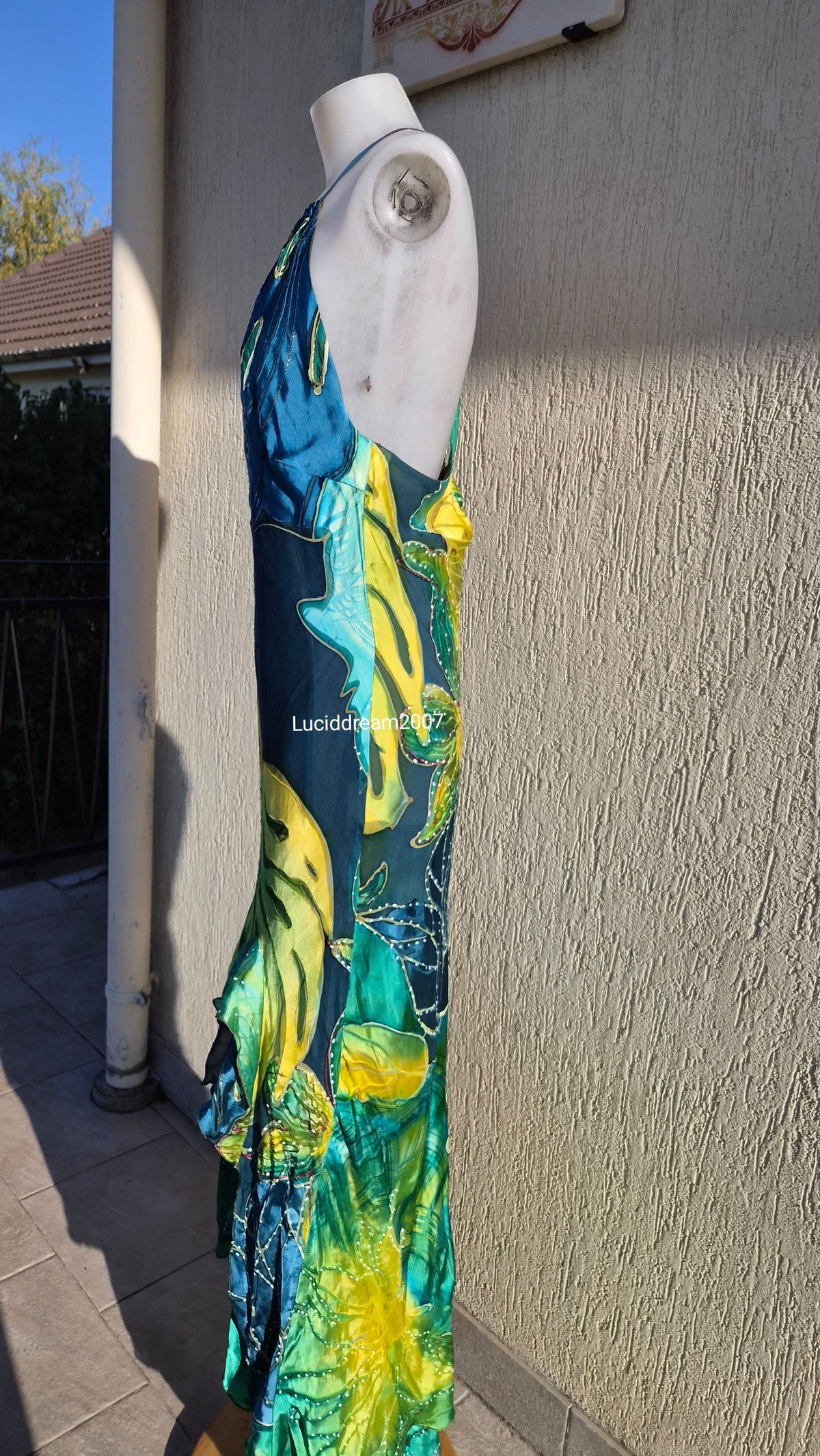 Robe en soie bleue, verte et jaune