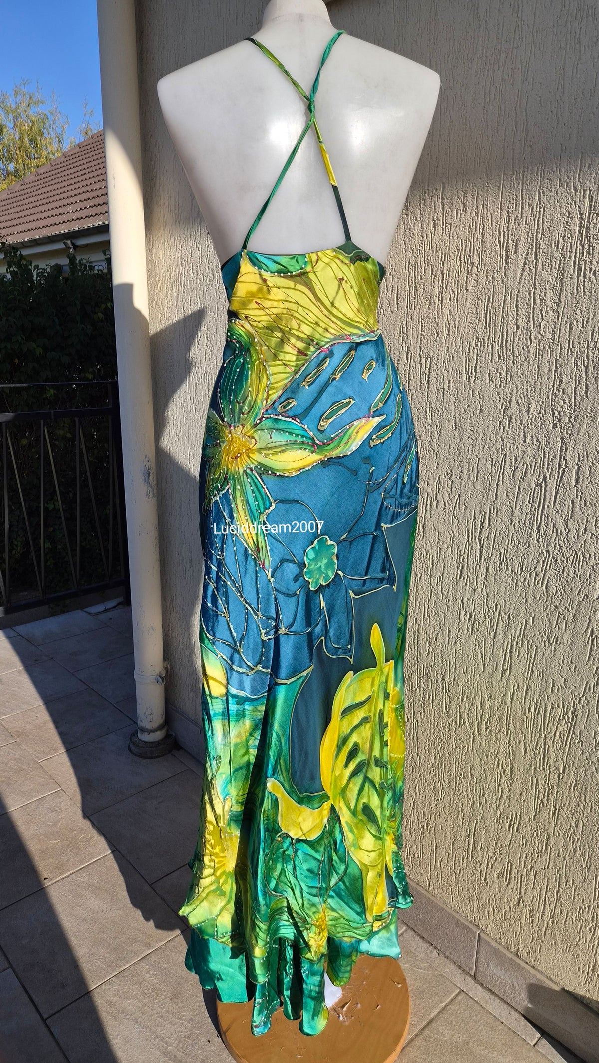 Robe en soie bleue, verte et jaune