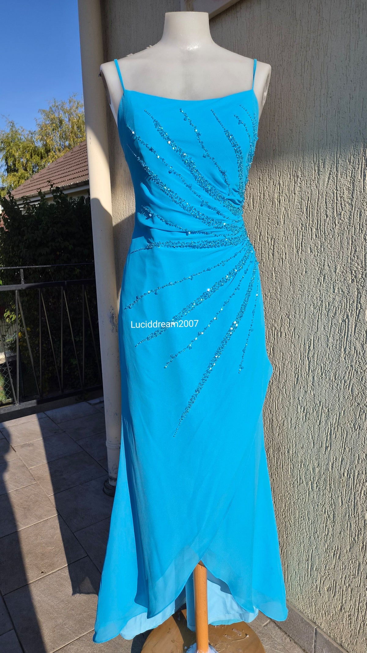 Robe bleue brodée de perles
