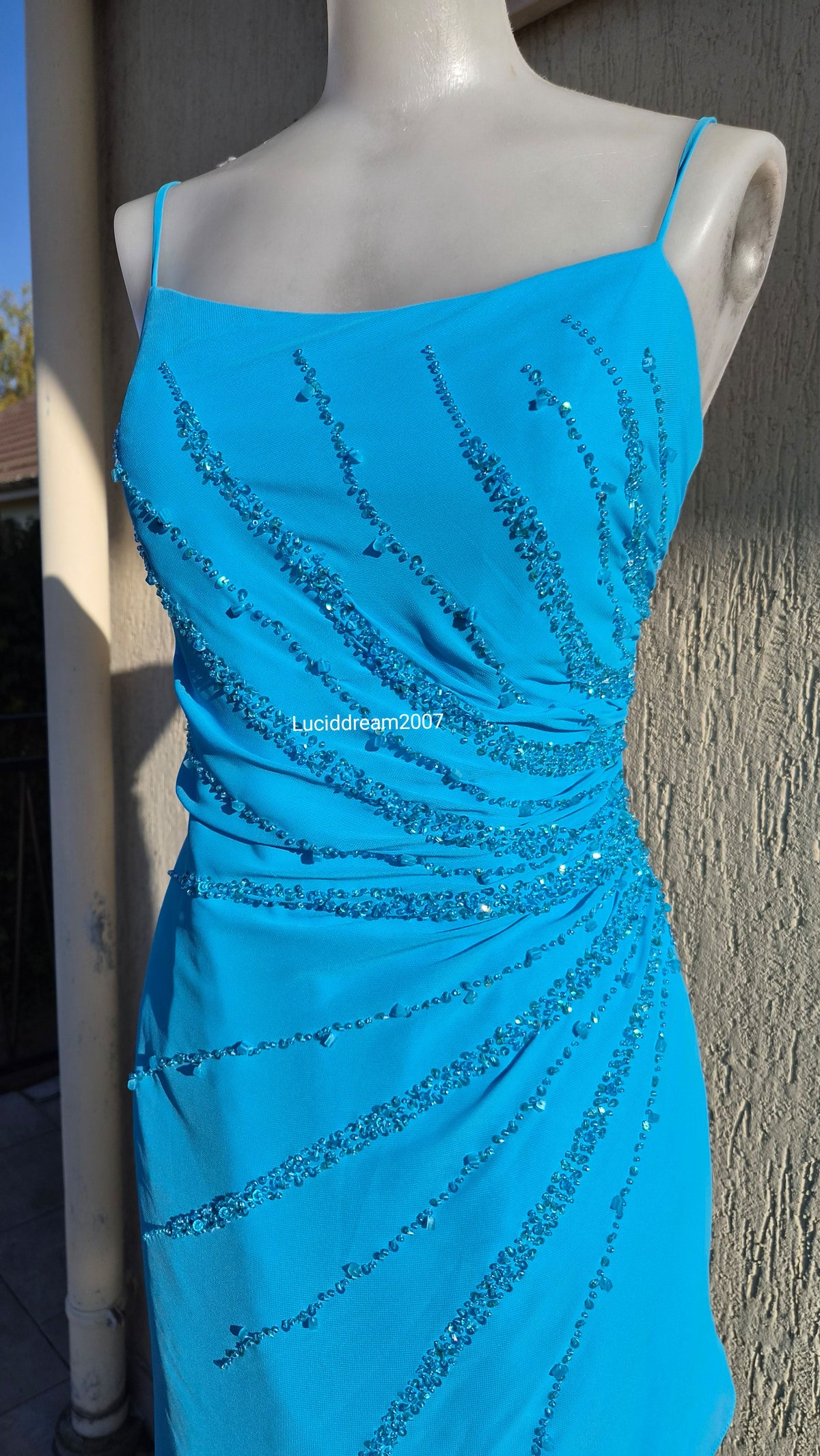 Robe bleue brodée de perles