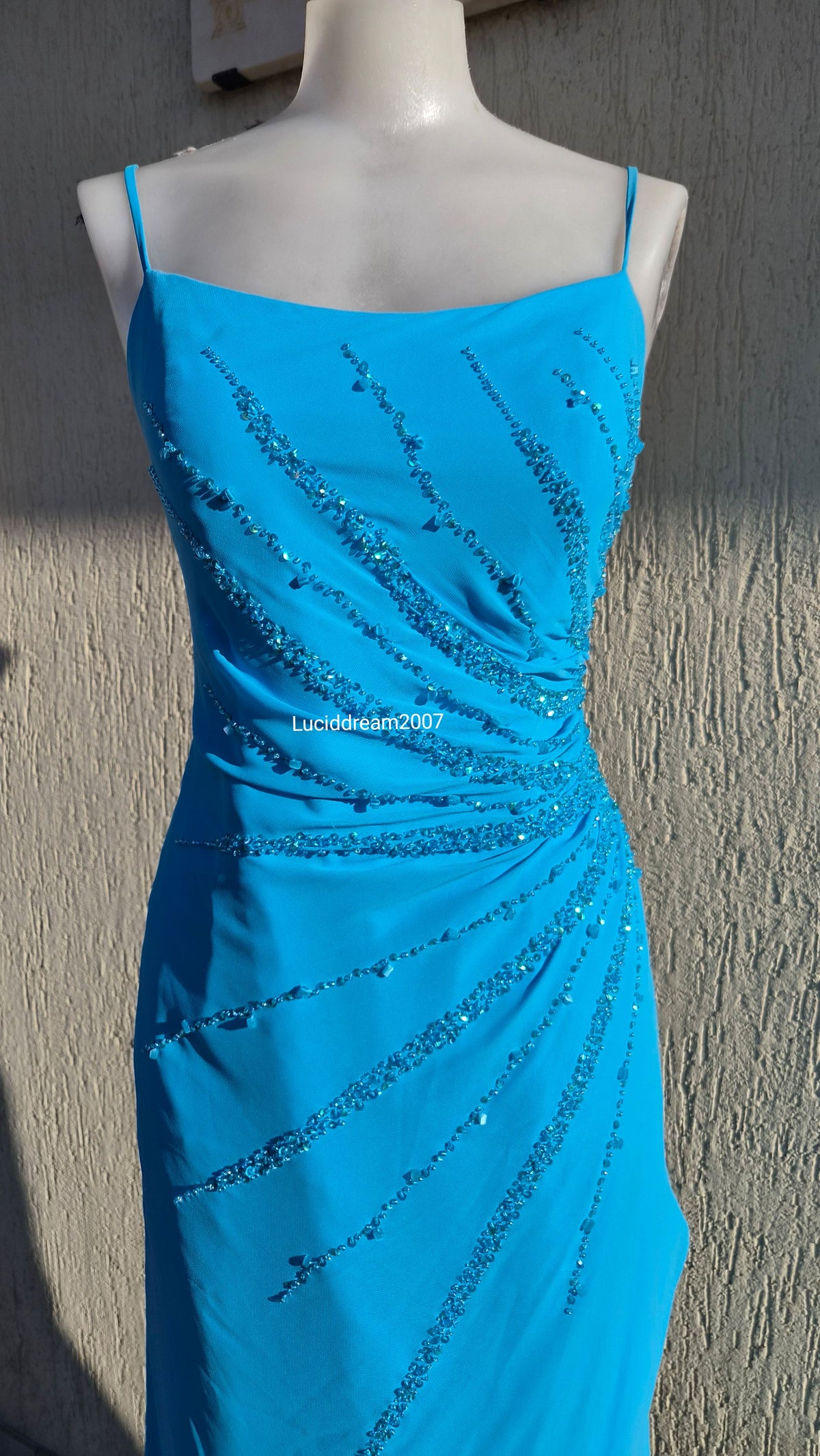 Robe bleue brodée de perles
