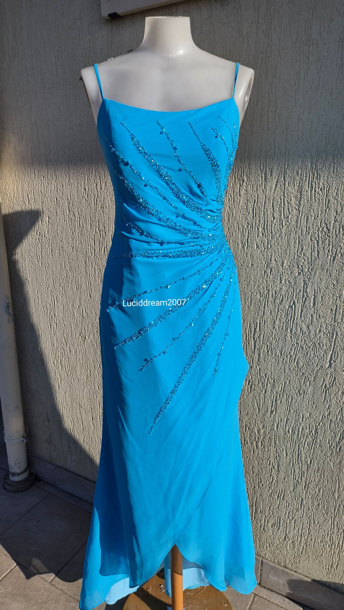 Robe bleue brodée de perles