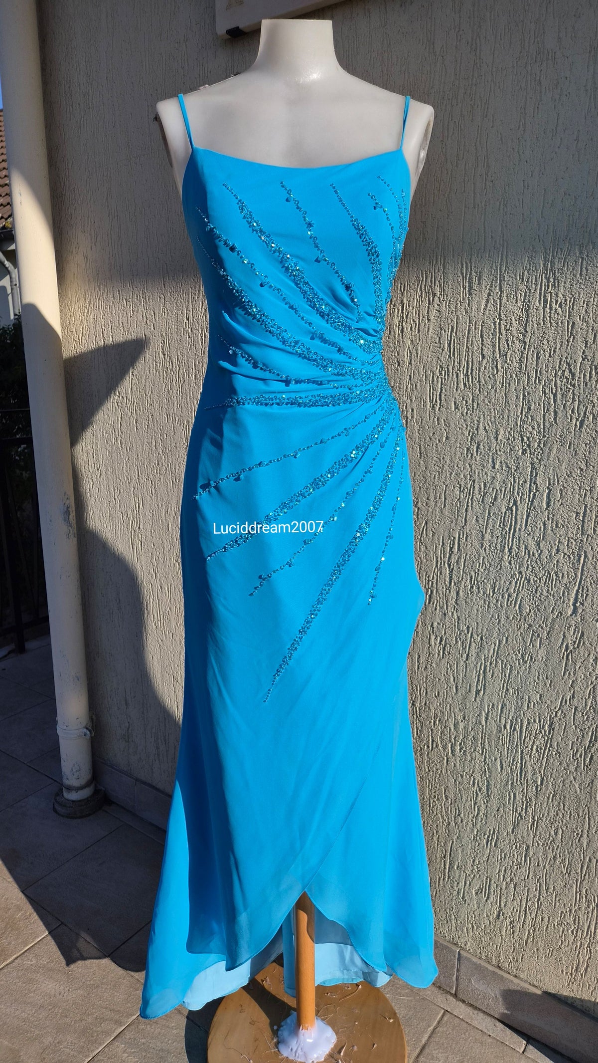 Robe bleue brodée de perles