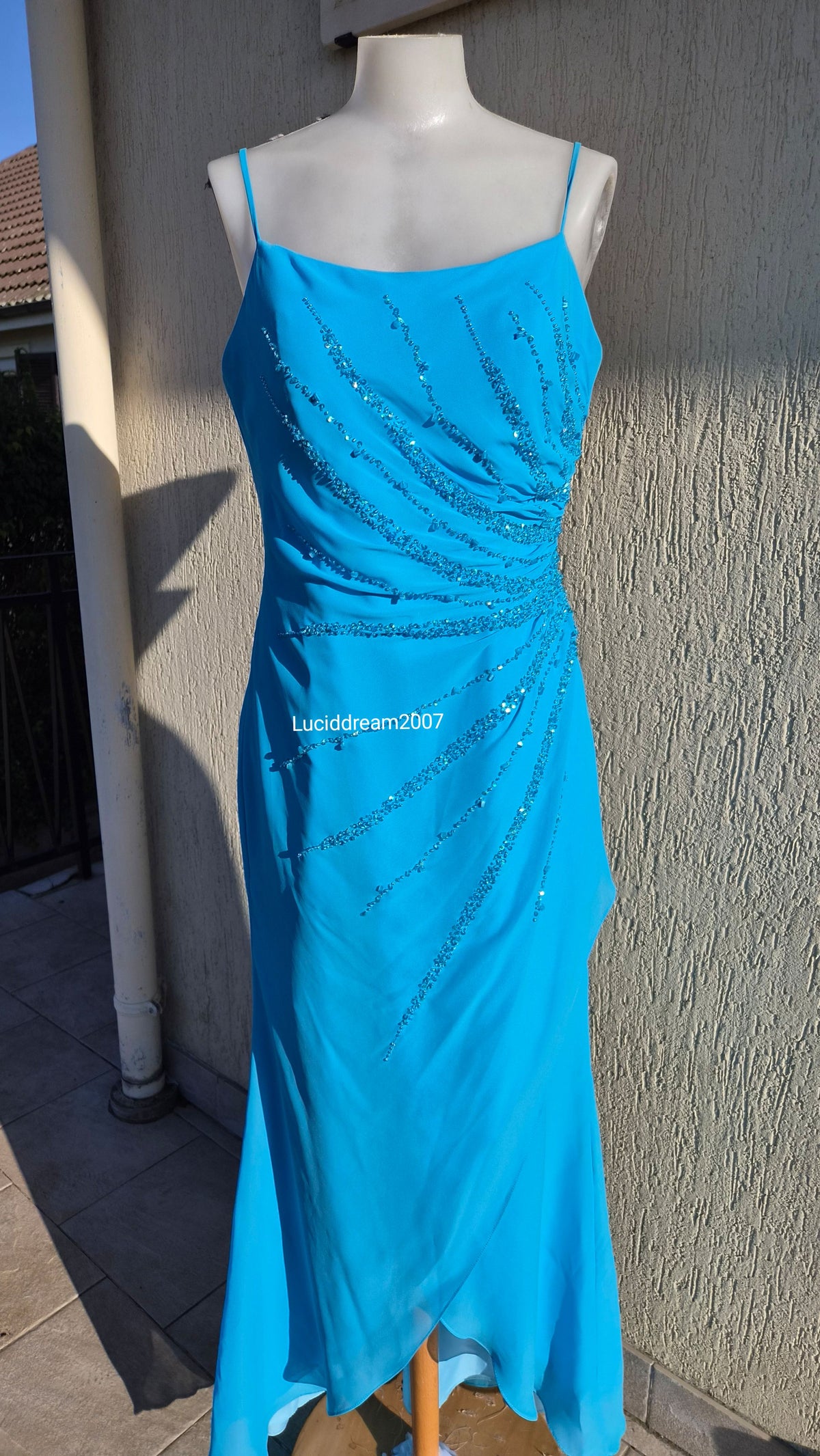 Robe bleue brodée de perles