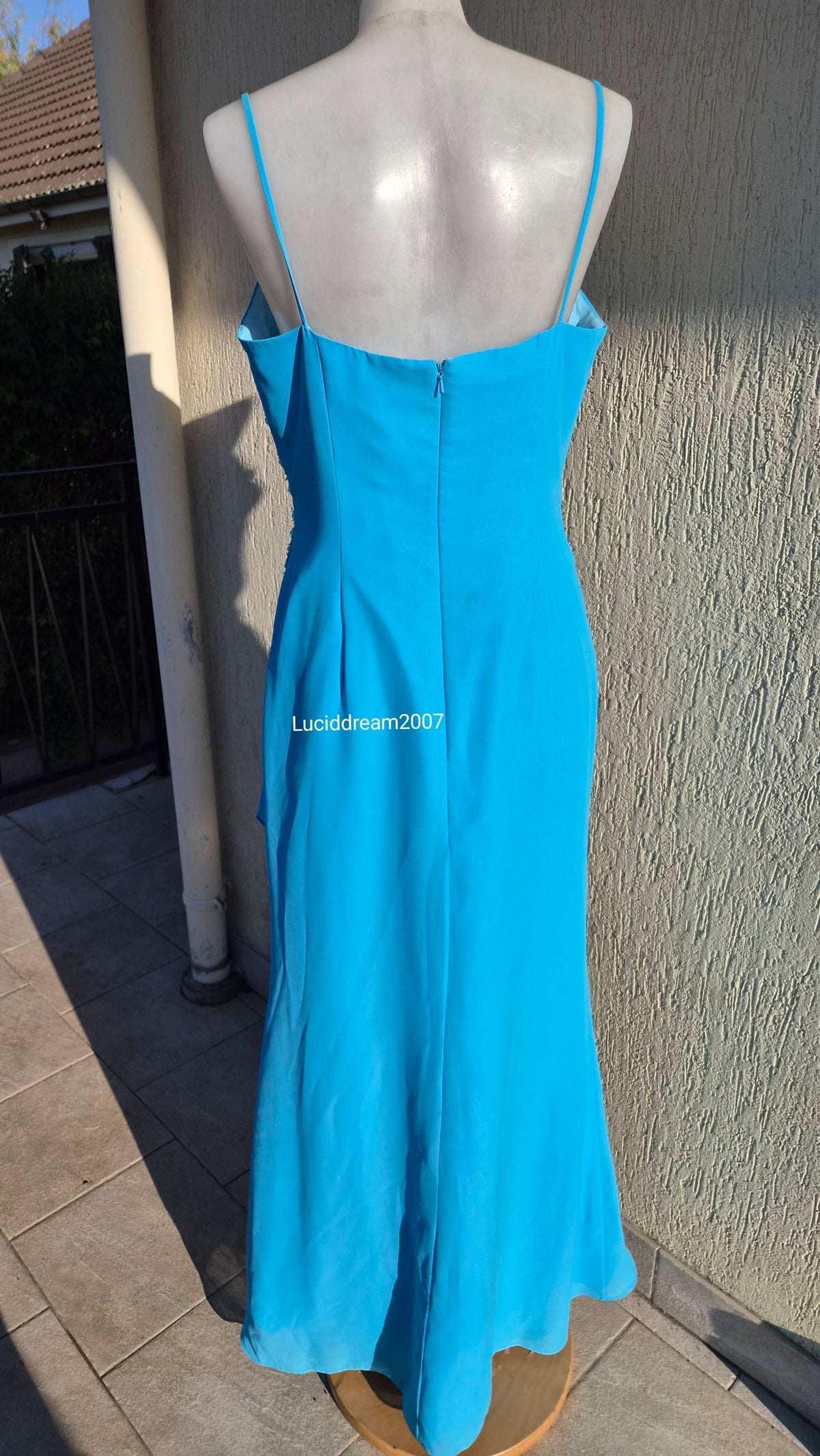 Robe bleue brodée de perles