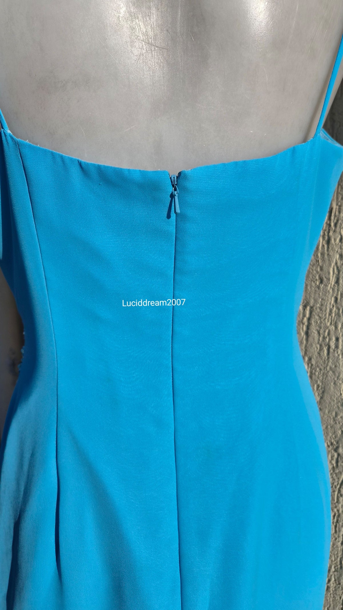 Robe bleue brodée de perles