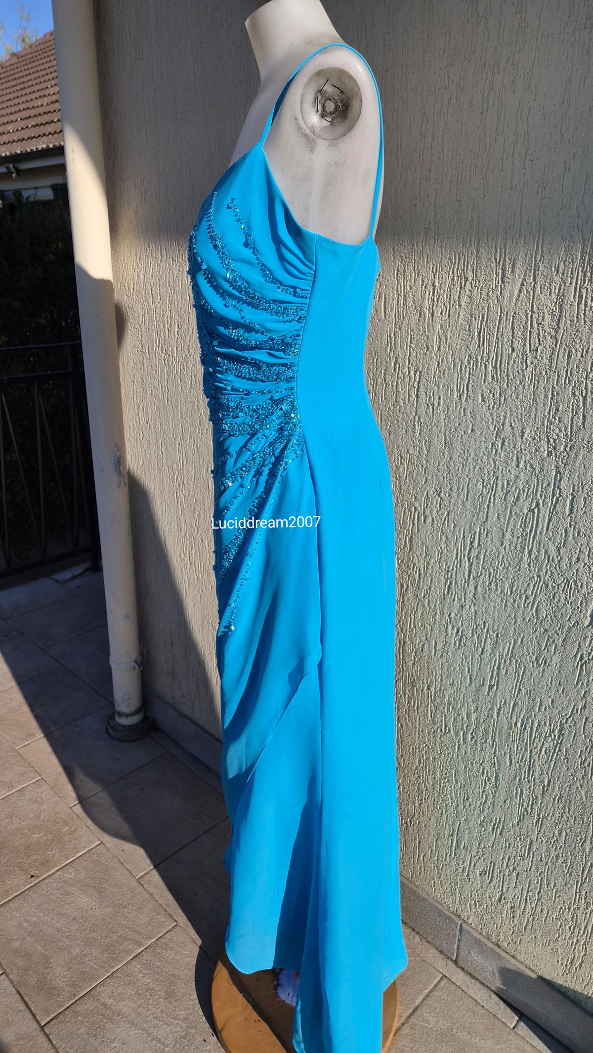 Robe bleue brodée de perles
