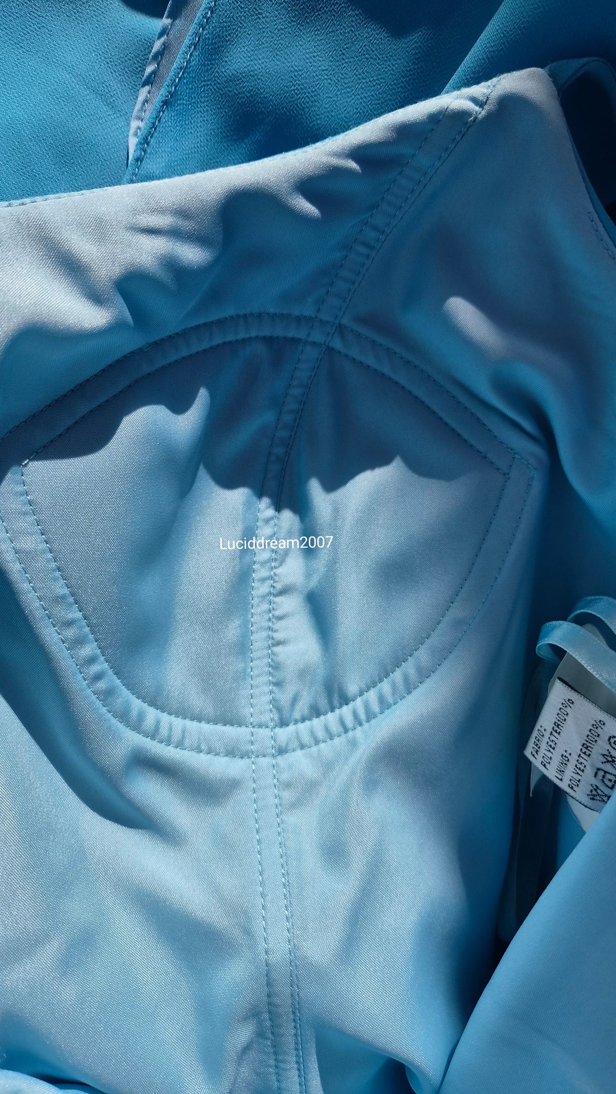 Robe bleue brodée de perles